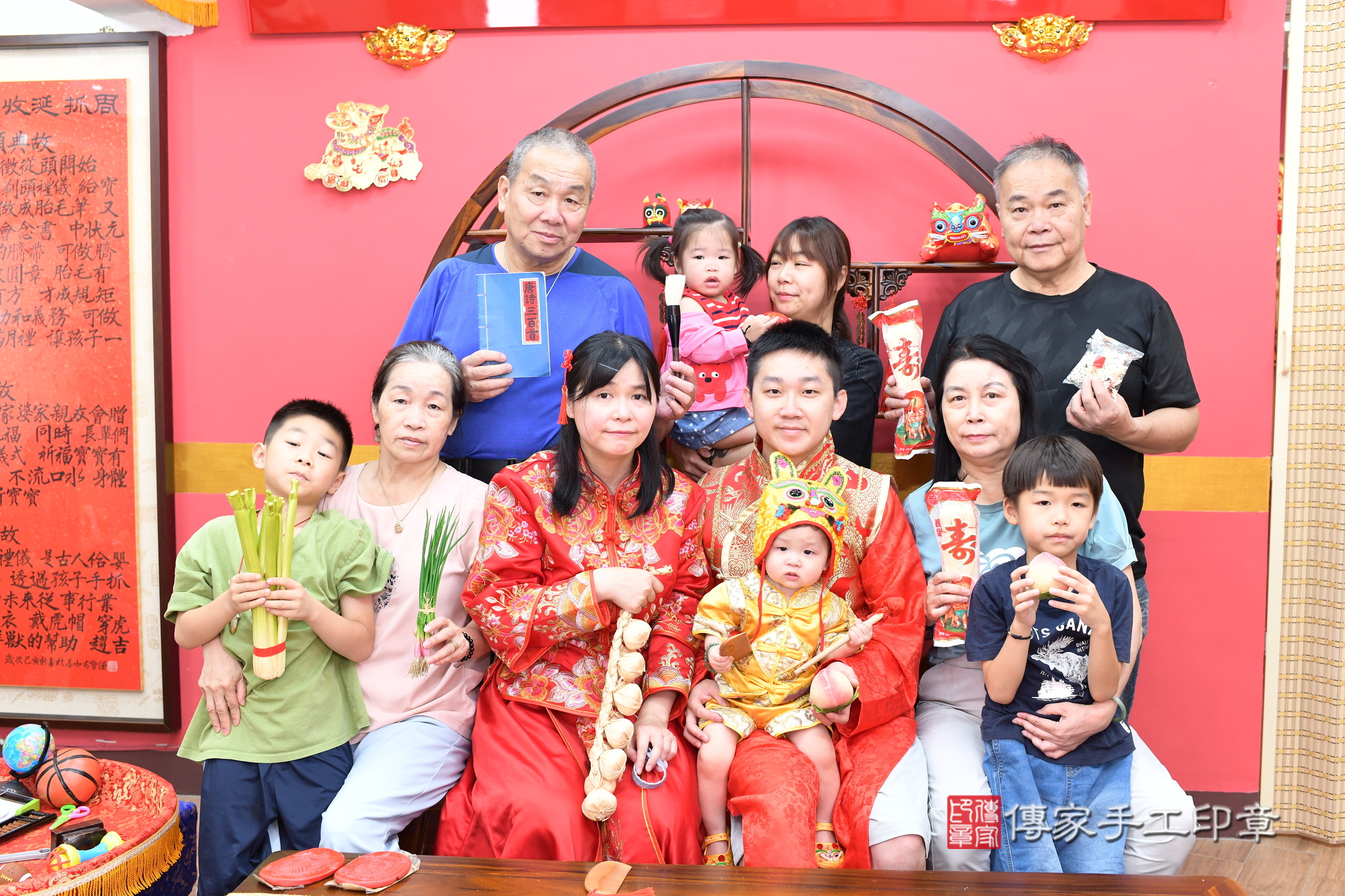 新北市永和區小允寶寶抓周推薦：傳家新北店抓周度脺中國風會場，嬰兒古禮抓周流程儀式吉祥話、抓周道具物品24種、拍照。抓周證書。2025.8.31，照片23