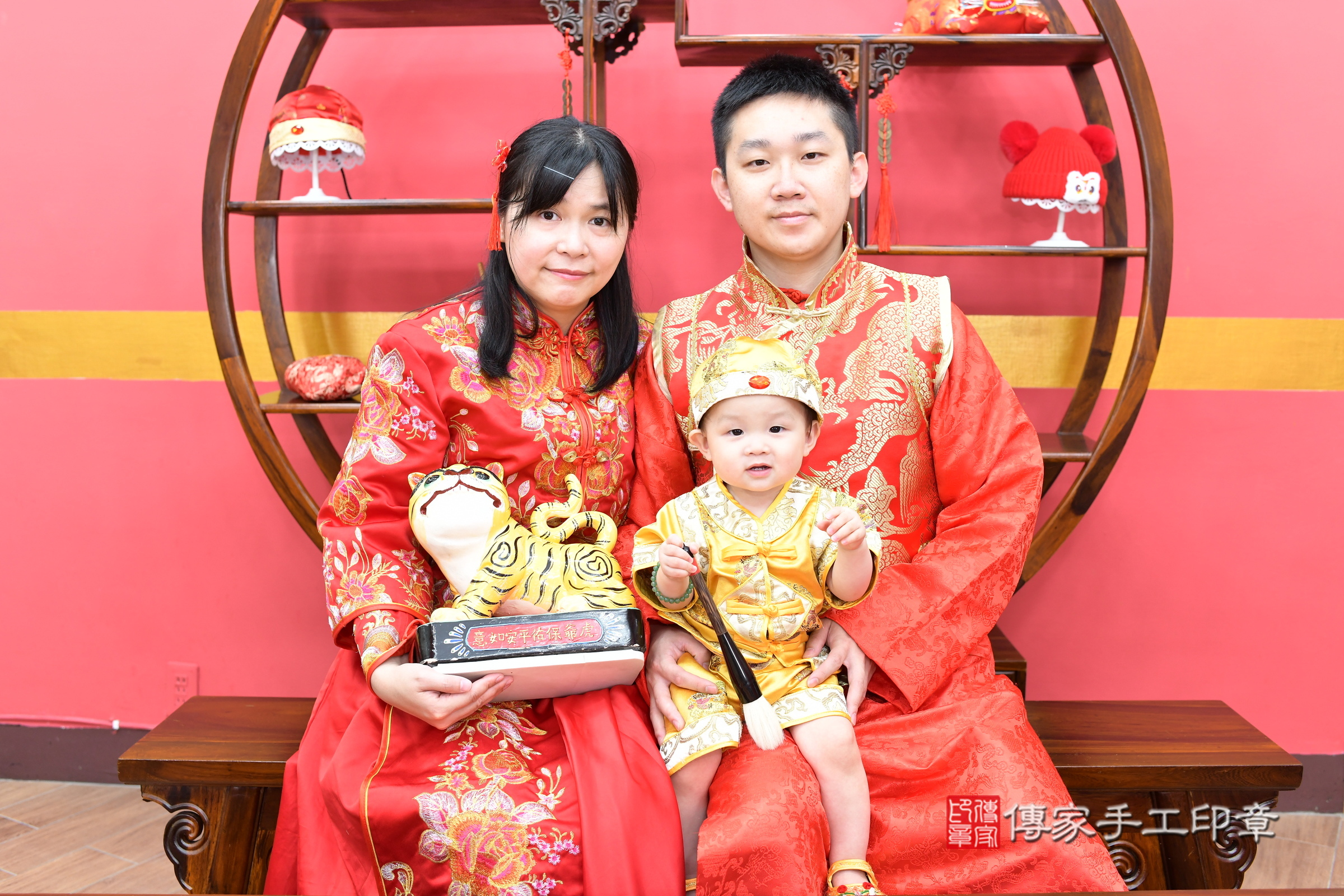 新北市永和區小允寶寶抓周推薦：傳家新北店抓周度脺中國風會場，嬰兒古禮抓周流程儀式吉祥話、抓周道具物品24種、拍照。抓周證書。2025.8.31，照片16