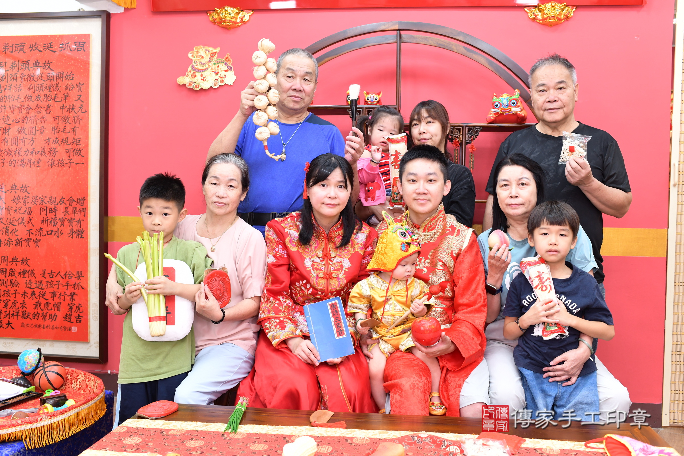 新北市永和區小允寶寶抓周推薦：傳家新北店抓周度脺中國風會場，嬰兒古禮抓周流程儀式吉祥話、抓周道具物品24種、拍照。抓周證書。2025.8.31，照片24