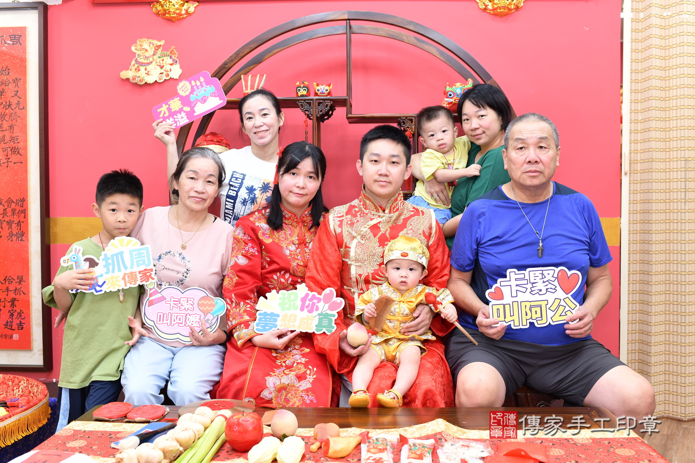 新北市永和區小允寶寶抓周推薦：傳家新北店抓周度脺中國風會場，嬰兒古禮抓周流程儀式吉祥話、抓周道具物品24種、拍照。抓周證書。2025.8.31，照片21