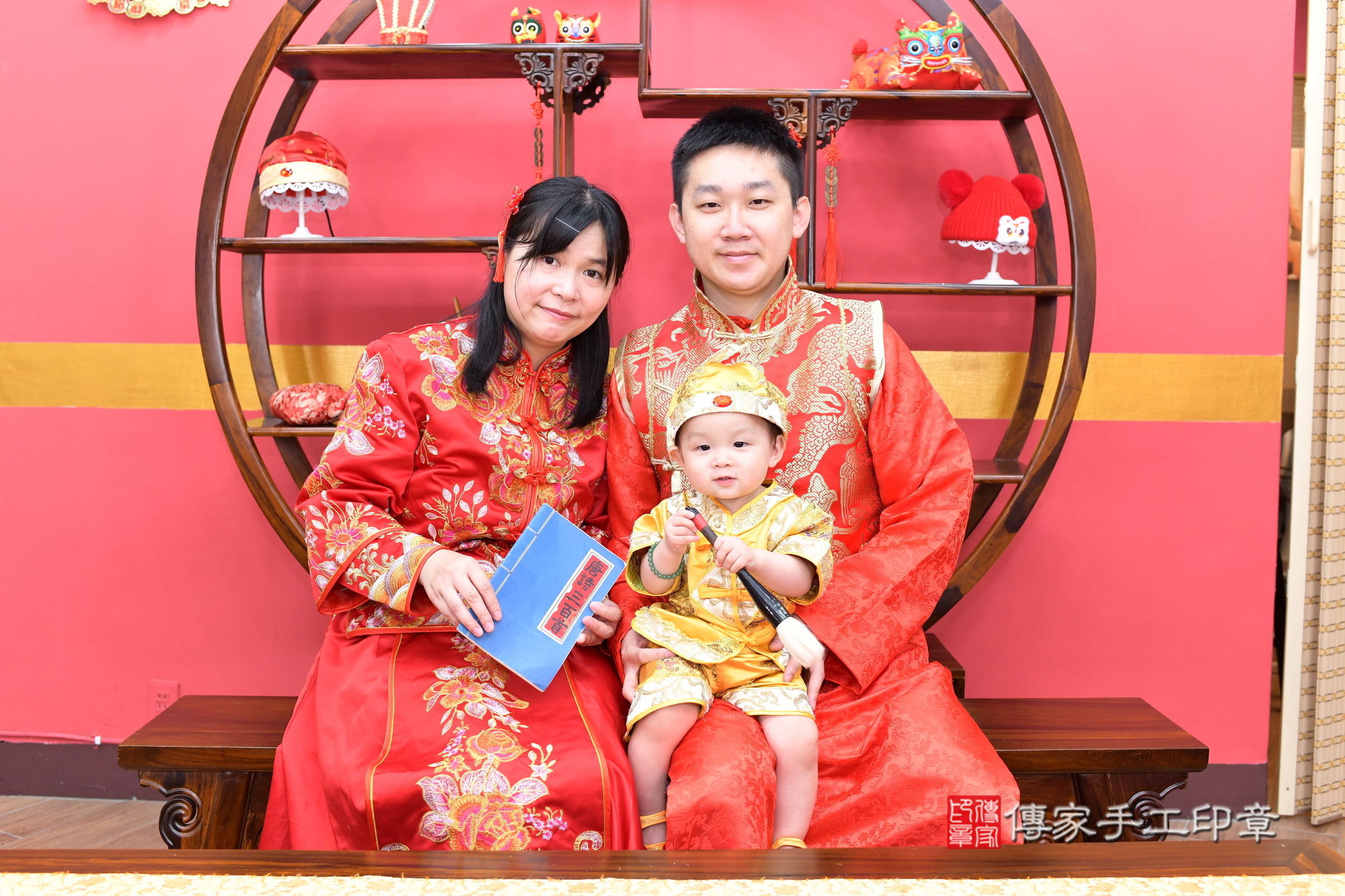 新北市永和區小允寶寶抓周推薦：傳家新北店抓周度脺中國風會場，嬰兒古禮抓周流程儀式吉祥話、抓周道具物品24種、拍照。抓周證書。2025.8.31，照片17