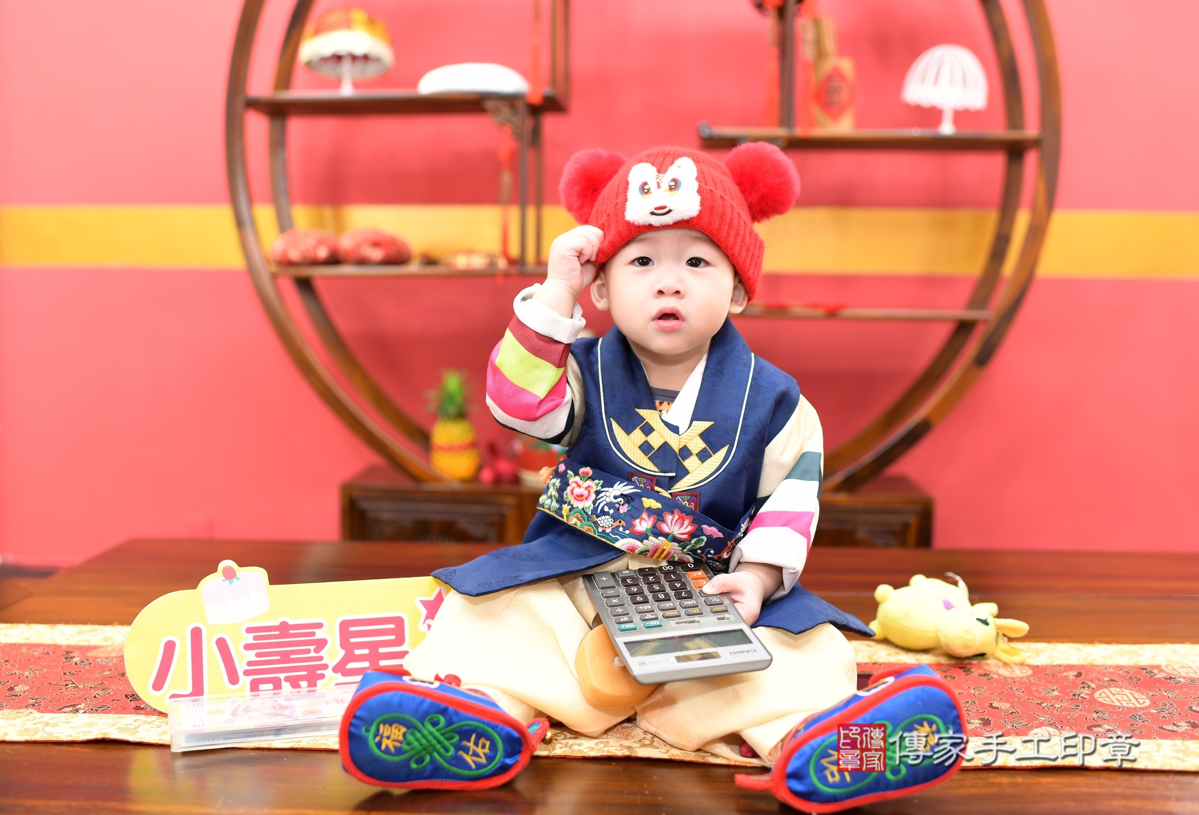 新北市永和區皓皓寶寶抓周推薦：傳家新北店抓周度脺中國風會場，嬰兒古禮抓周流程儀式吉祥話、抓周道具物品24種、拍照。抓周證書。2025.9.3，照片2