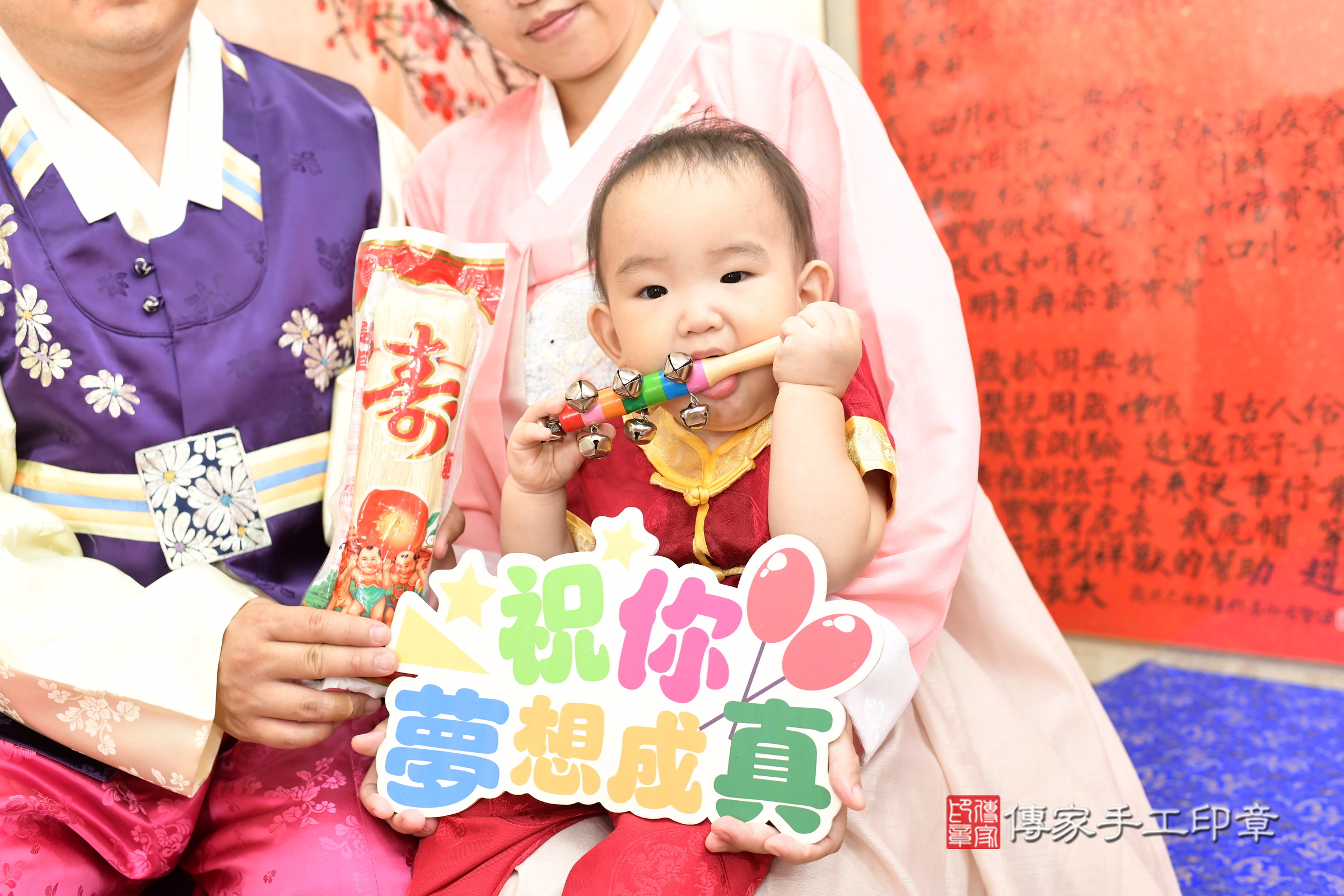 新北市永和區小迪寶寶抓周推薦：傳家新北店抓周度脺中國風會場，嬰兒古禮抓周流程儀式吉祥話、抓周道具物品24種、拍照。抓周證書。2025.9.6，照片20