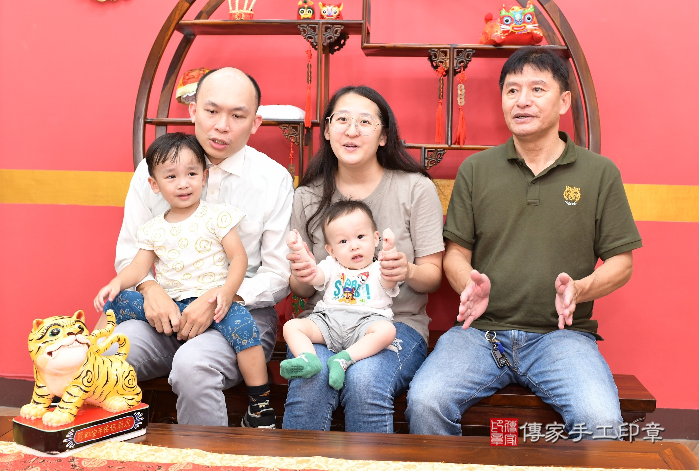 新北市永和區小凱寶寶抓周推薦：傳家新北店抓周度脺中國風會場，嬰兒古禮抓周流程儀式吉祥話、抓周道具物品24種、拍照。抓周證書。2025.9.8，照片11