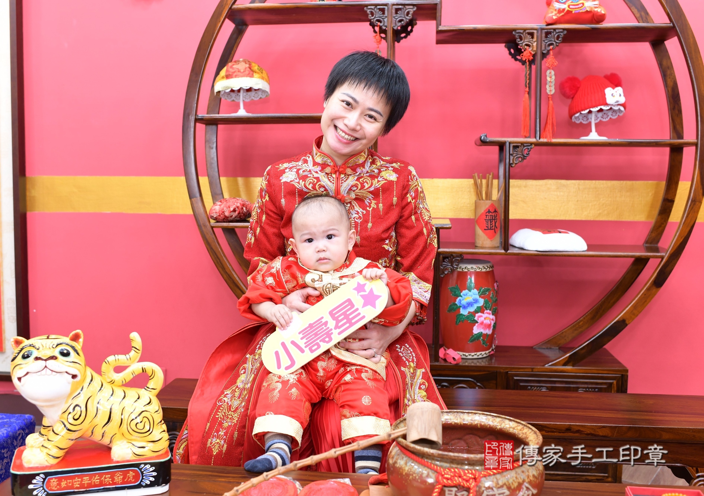 新北市永和區小然寶寶抓周推薦：傳家新北店抓周度脺中國風會場，嬰兒古禮抓周流程儀式吉祥話、抓周道具物品24種、拍照。抓周證書。2025.9.10，照片3
