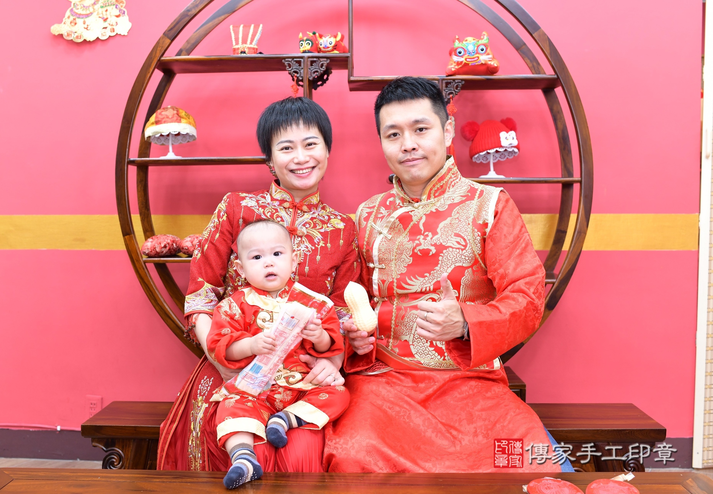 新北市永和區小然寶寶抓周推薦：傳家新北店抓周度脺中國風會場，嬰兒古禮抓周流程儀式吉祥話、抓周道具物品24種、拍照。抓周證書。2025.9.10，照片15