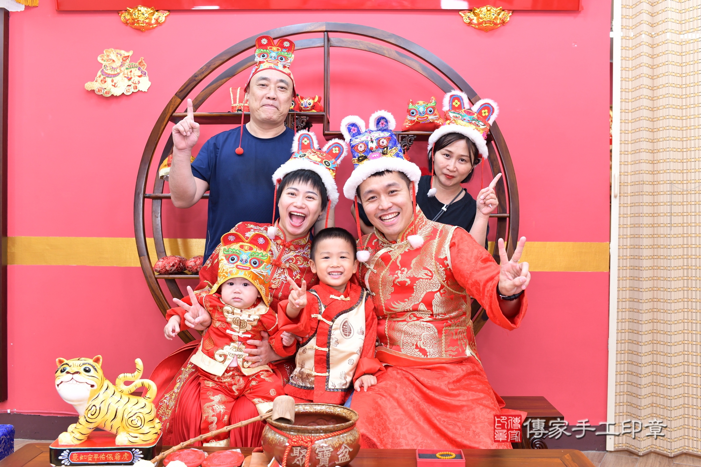 新北市永和區小然寶寶抓周推薦：傳家新北店抓周度脺中國風會場，嬰兒古禮抓周流程儀式吉祥話、抓周道具物品24種、拍照。抓周證書。2025.9.10，照片20