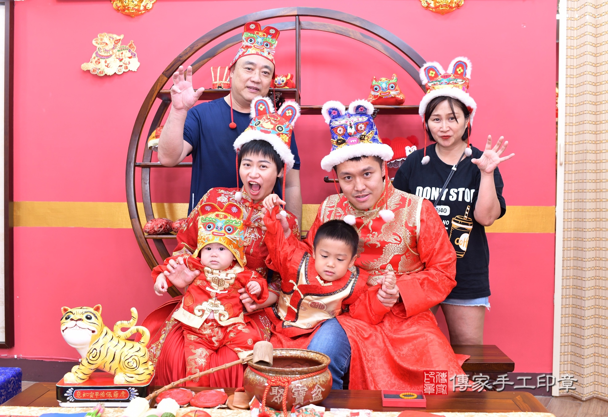 新北市永和區小然寶寶抓周推薦：傳家新北店抓周度脺中國風會場，嬰兒古禮抓周流程儀式吉祥話、抓周道具物品24種、拍照。抓周證書。2025.9.10，照片19