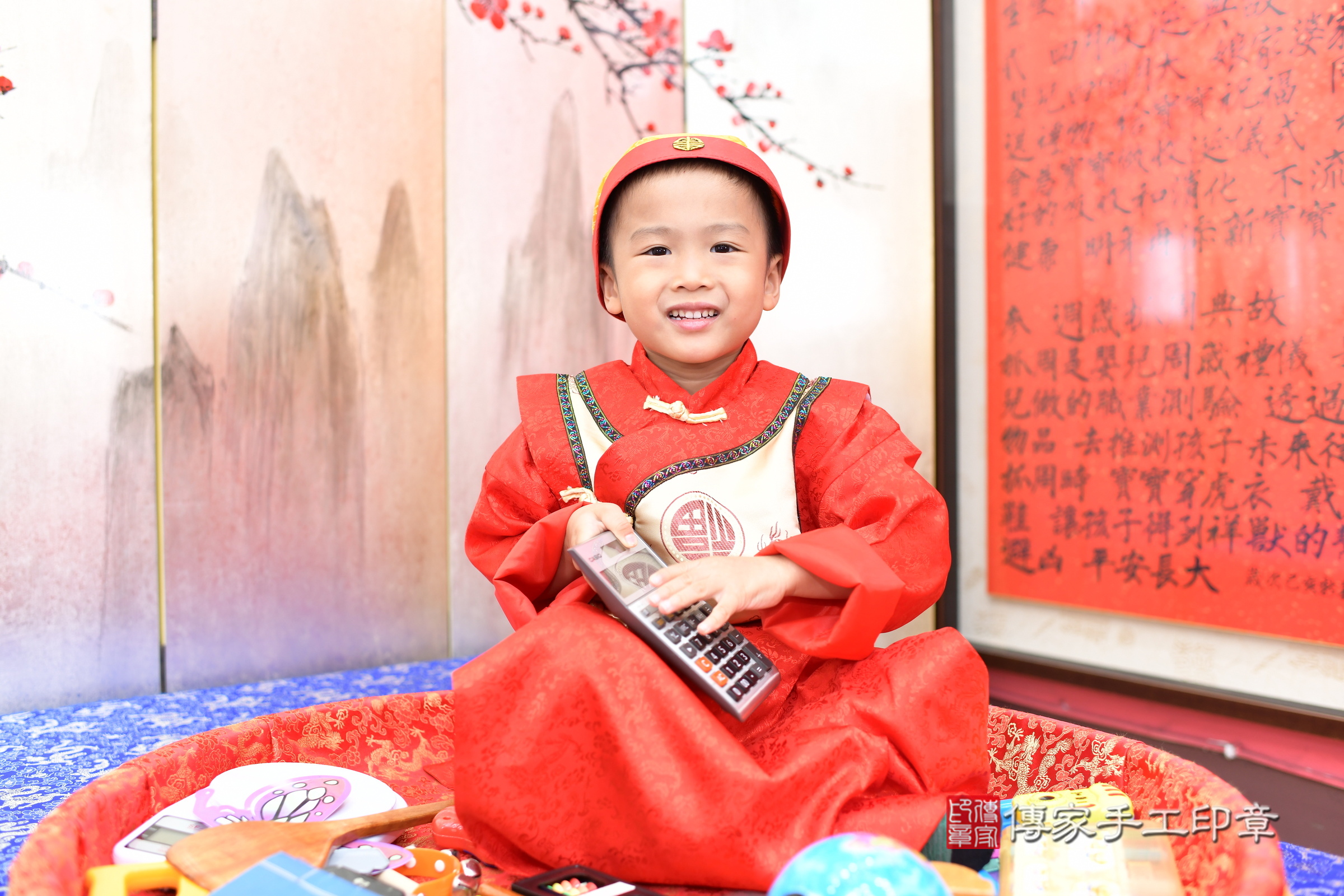 新北市永和區小然寶寶抓周推薦：傳家新北店抓周度脺中國風會場，嬰兒古禮抓周流程儀式吉祥話、抓周道具物品24種、拍照。抓周證書。2025.9.10，照片11