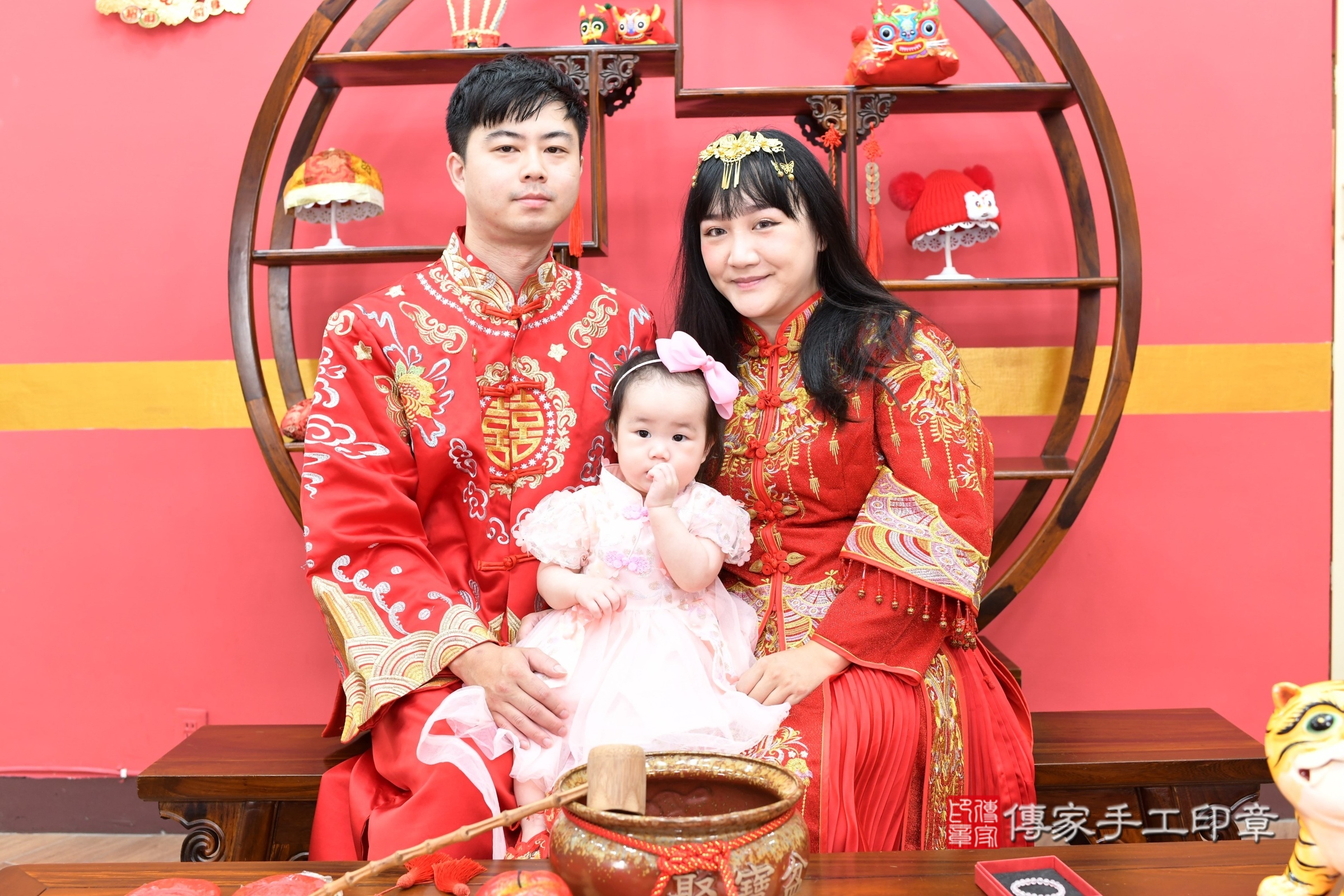 新北市永和區晞晞寶寶抓周推薦：傳家新北店抓周度脺中國風會場，嬰兒古禮抓周流程儀式吉祥話、抓周道具物品24種、拍照。抓周證書。2025.9.10，照片19