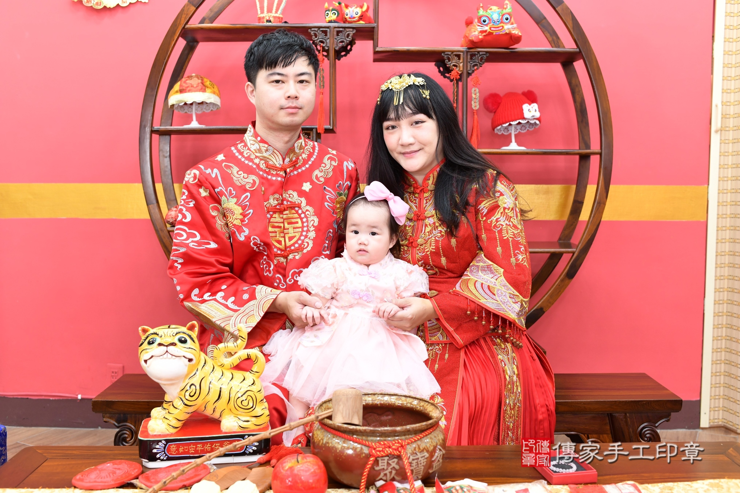 新北市永和區晞晞寶寶抓周推薦：傳家新北店抓周度脺中國風會場，嬰兒古禮抓周流程儀式吉祥話、抓周道具物品24種、拍照。抓周證書。2025.9.10，照片18