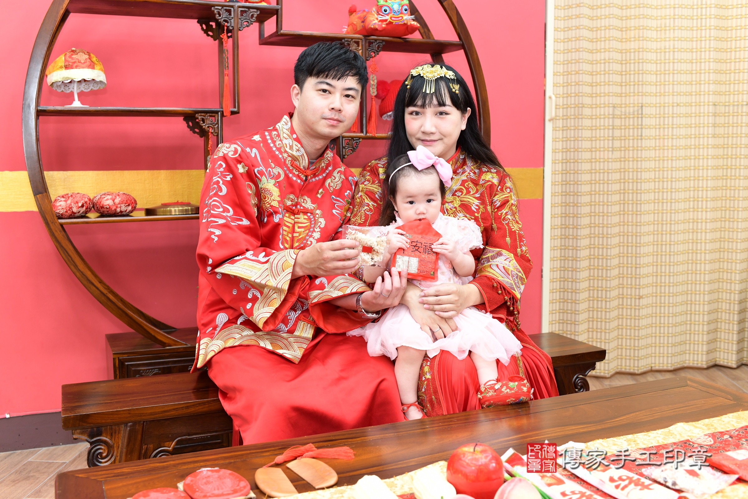 新北市永和區晞晞寶寶抓周推薦：傳家新北店抓周度脺中國風會場，嬰兒古禮抓周流程儀式吉祥話、抓周道具物品24種、拍照。抓周證書。2025.9.10，照片13