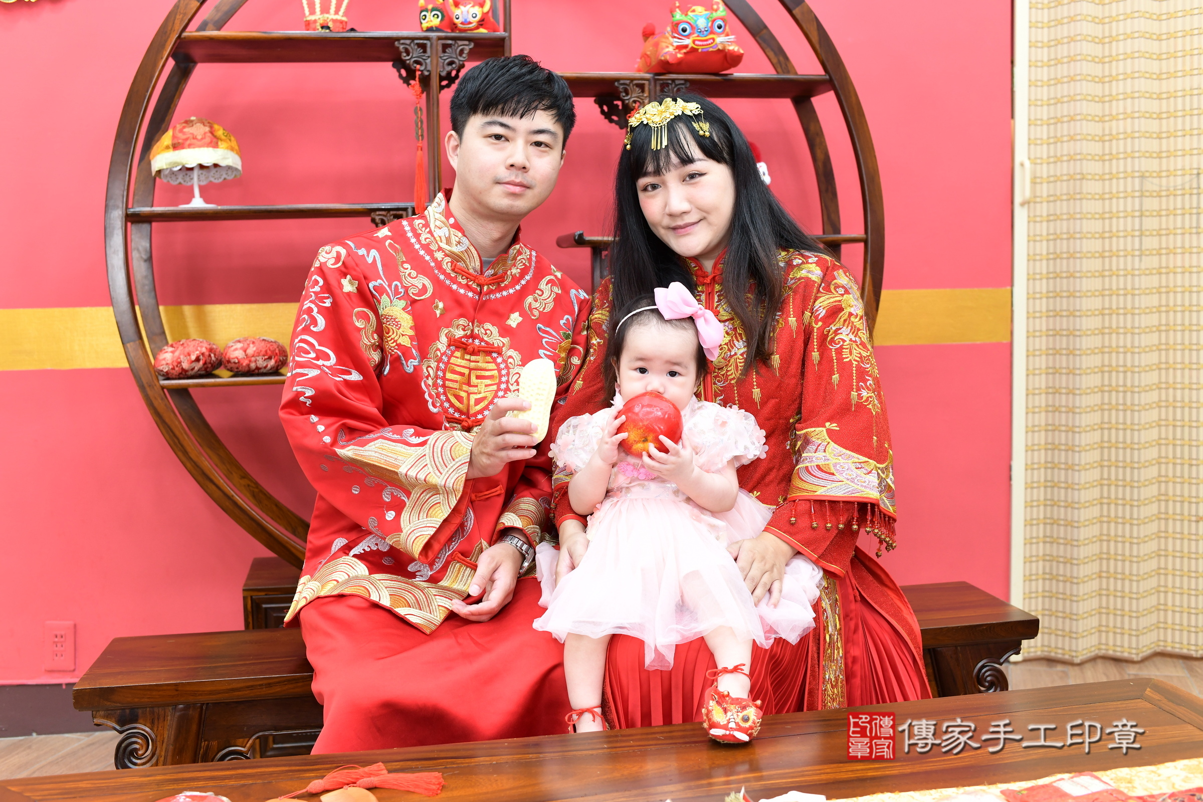 新北市永和區晞晞寶寶抓周推薦：傳家新北店抓周度脺中國風會場，嬰兒古禮抓周流程儀式吉祥話、抓周道具物品24種、拍照。抓周證書。2025.9.10，照片15