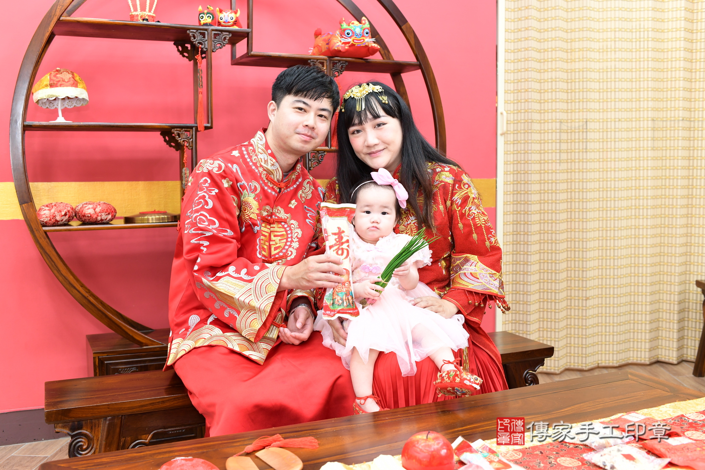 新北市永和區晞晞寶寶抓周推薦：傳家新北店抓周度脺中國風會場，嬰兒古禮抓周流程儀式吉祥話、抓周道具物品24種、拍照。抓周證書。2025.9.10，照片14