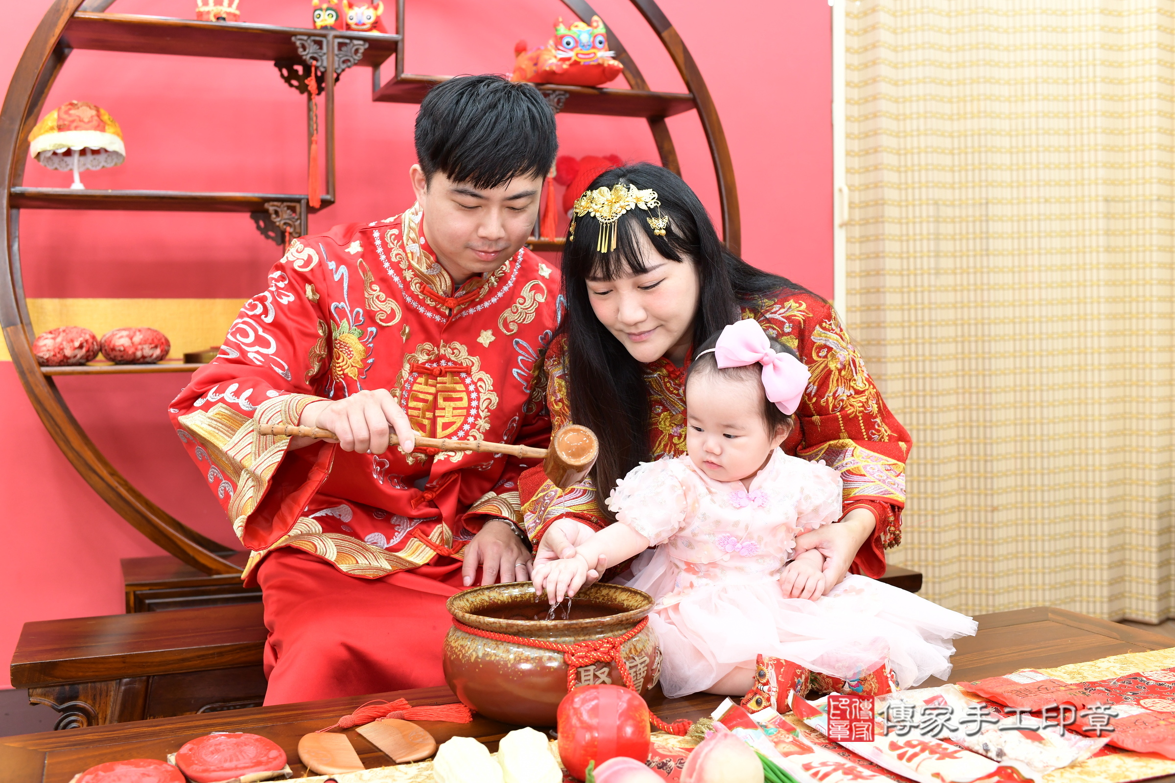 新北市永和區晞晞寶寶抓周推薦：傳家新北店抓周度脺中國風會場，嬰兒古禮抓周流程儀式吉祥話、抓周道具物品24種、拍照。抓周證書。2025.9.10，照片12