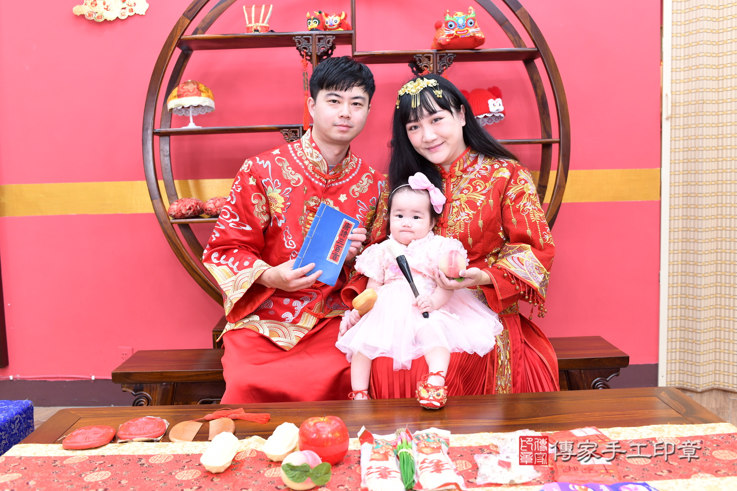 新北市永和區晞晞寶寶抓周推薦：傳家新北店抓周度脺中國風會場，嬰兒古禮抓周流程儀式吉祥話、抓周道具物品24種、拍照。抓周證書。2025.9.10，照片16