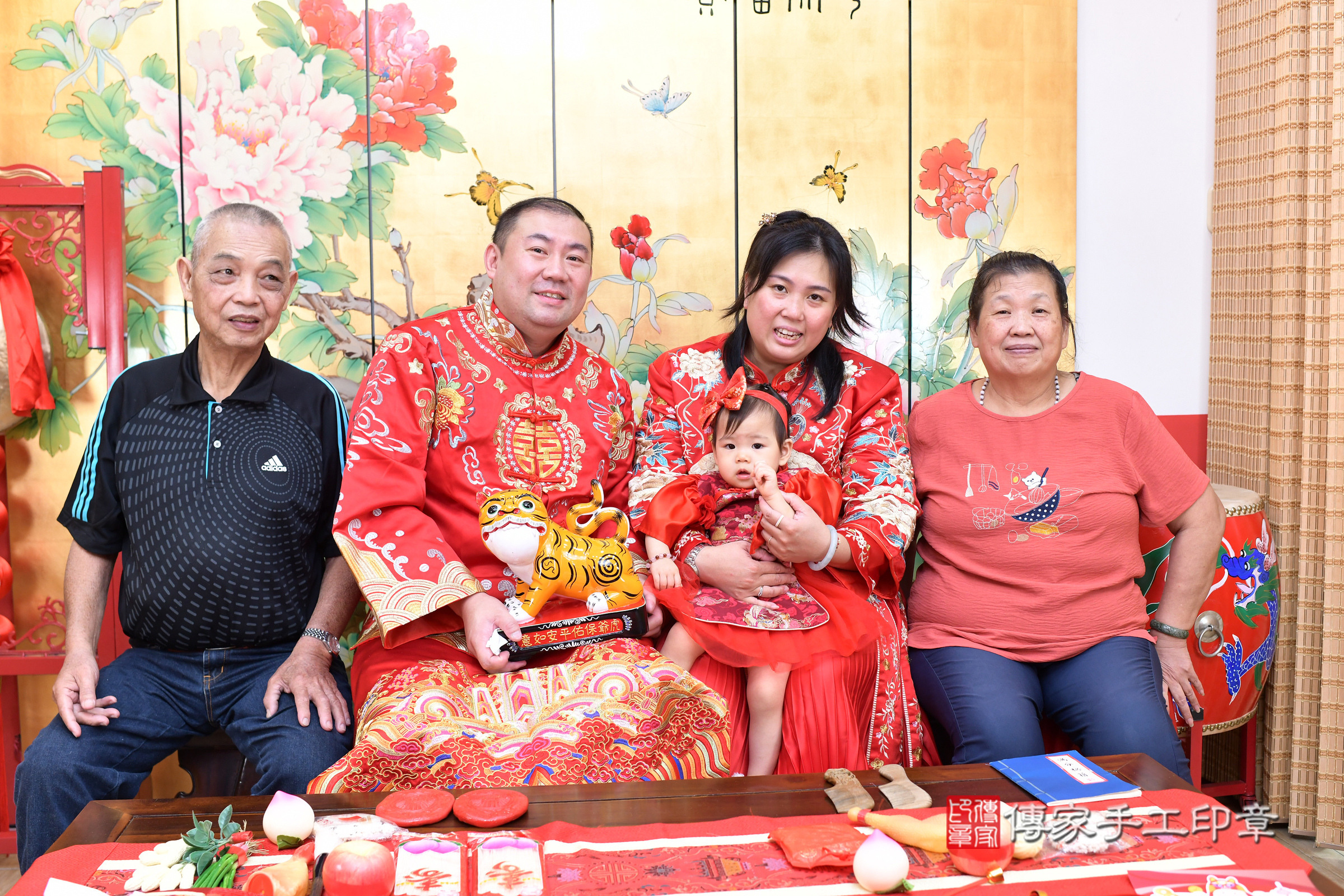台北市大同區昕昕寶寶抓周推薦：傳家台北店抓周度脺中國風會場，嬰兒古禮抓周流程儀式吉祥話、抓周道具物品24種、拍照。抓周證書。2025.9.6，照片15