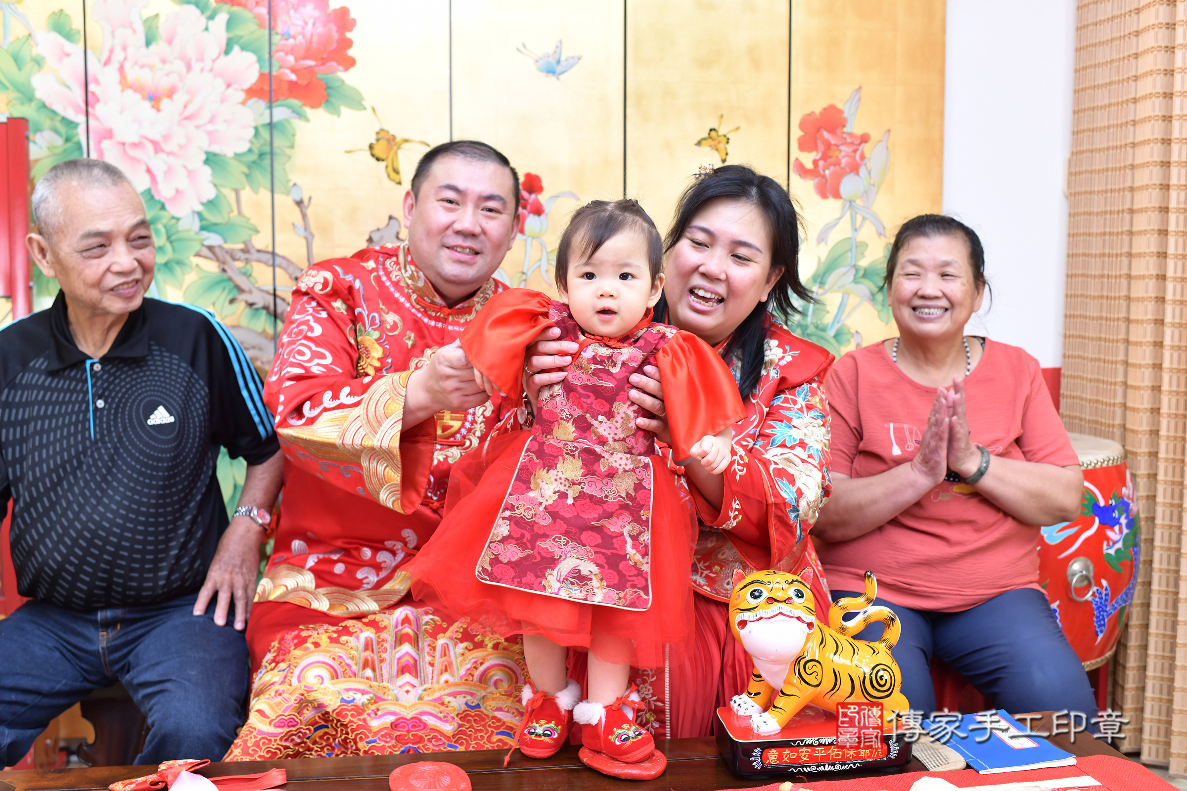 台北市大同區昕昕寶寶抓周推薦：傳家台北店抓周度脺中國風會場，嬰兒古禮抓周流程儀式吉祥話、抓周道具物品24種、拍照。抓周證書。2025.9.6，照片17