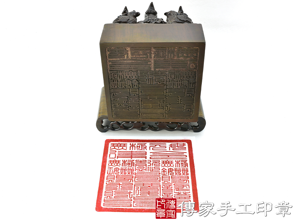 頂級紫檀木精雕九龍廟章:廟章、神明印章、大印章 (尺寸17公分)