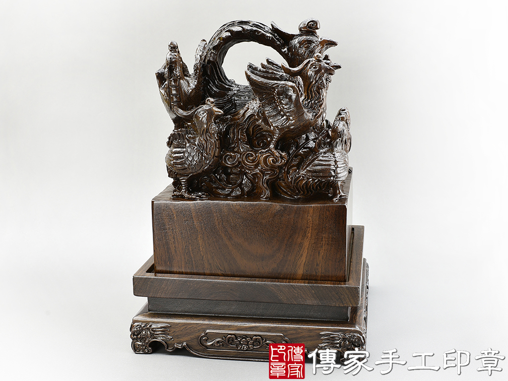 頂級紫檀木精雕九龍廟章:廟章、神明印章、大印章 (尺寸17公分)