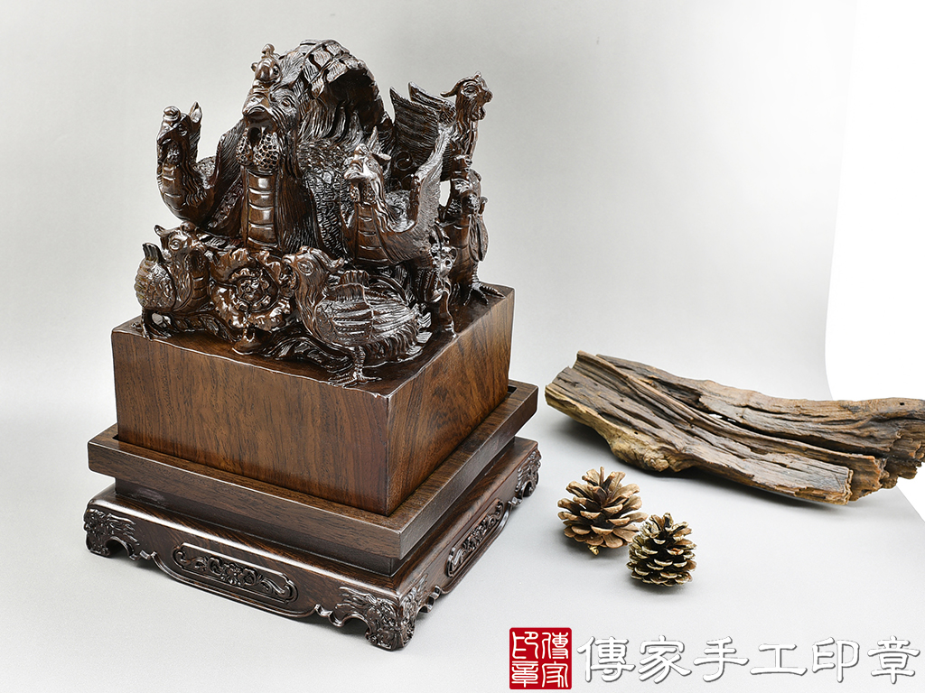 頂級紫檀木精雕九龍廟章:廟章、神明印章、大印章 (尺寸17公分)