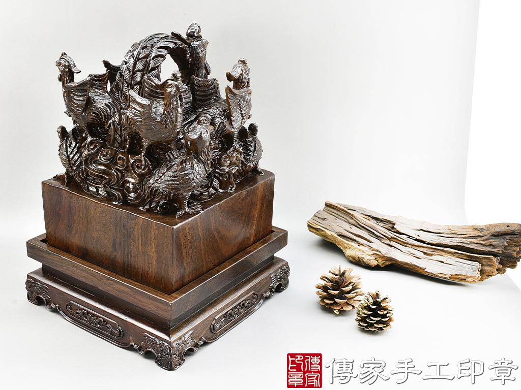 頂級紫檀木精雕九龍廟章:廟章、神明印章、大印章 (尺寸17公分)