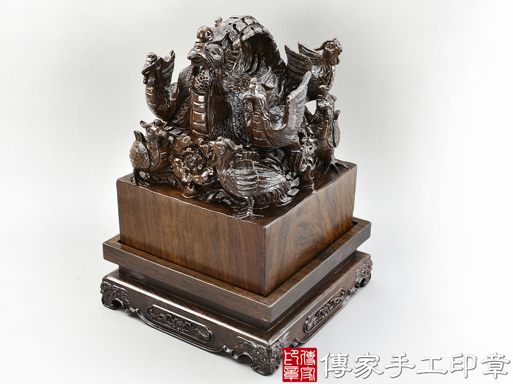 頂級紫檀木精雕九龍廟章:廟章、神明印章、大印章 (尺寸17公分)