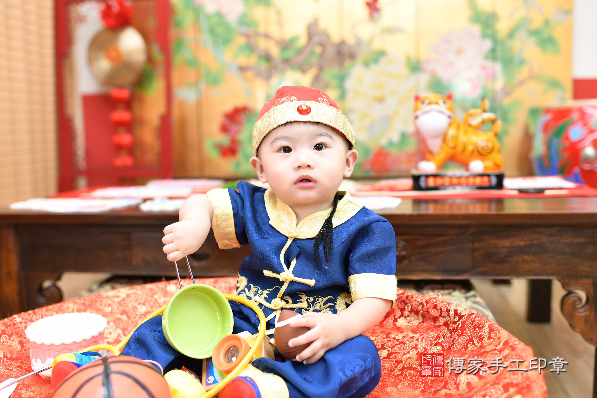 台北市大同區晨晨寶寶抓周推薦：傳家台北店抓周度脺中國風會場，嬰兒古禮抓周流程儀式吉祥話、抓周道具物品24種、拍照。抓周證書。2025.9.14，照片7