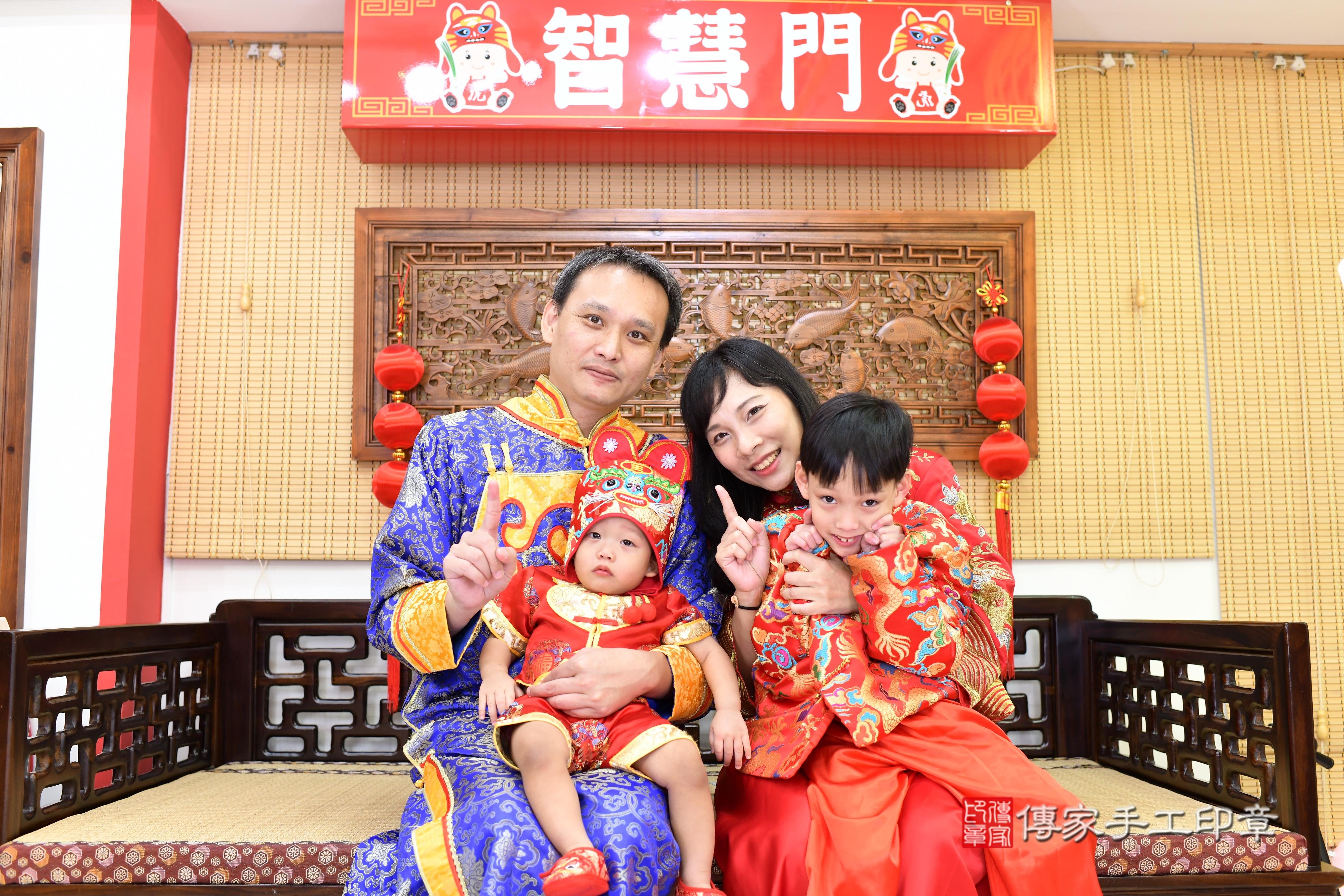 傳家手工印章台南店、抓周、度脺、美式風會場、傳家嬰兒古禮、吉祥話、抓周道具物品24種、拍照。抓周證書。寶寶抓周、滿周歲、生日快樂、祝福 傳家手工印章台南店、抓周、度脺、美式風會場、傳家嬰兒古禮、吉祥話、抓周道具物品24種、拍照。抓周證書。寶寶抓周、滿周歲、生日快樂、祝福