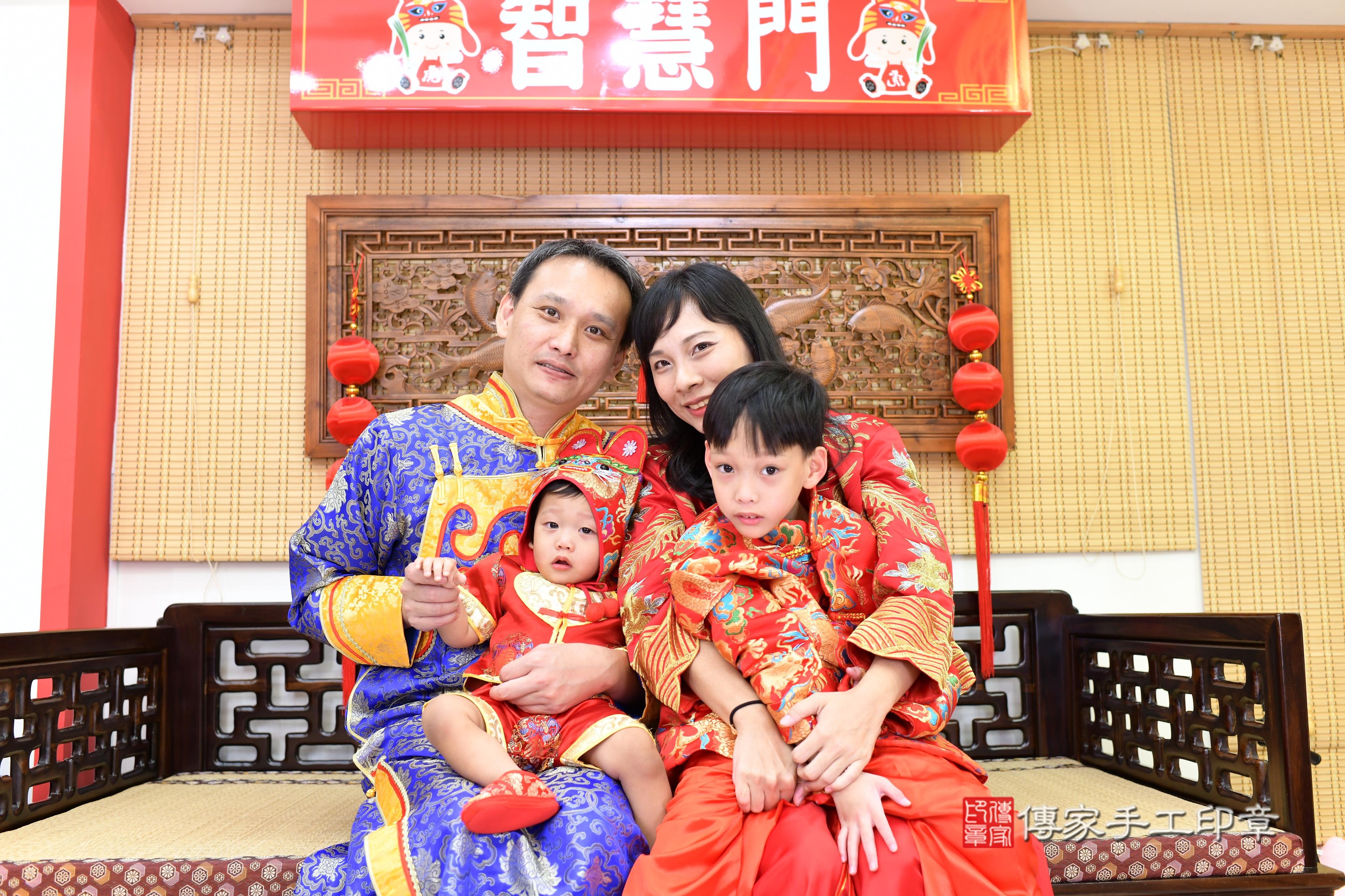 傳家手工印章台南店、抓周、度脺、美式風會場、傳家嬰兒古禮、吉祥話、抓周道具物品24種、拍照。抓周證書。寶寶抓周、滿周歲、生日快樂、祝福 傳家手工印章台南店、抓周、度脺、美式風會場、傳家嬰兒古禮、吉祥話、抓周道具物品24種、拍照。抓周證書。寶寶抓周、滿周歲、生日快樂、祝福