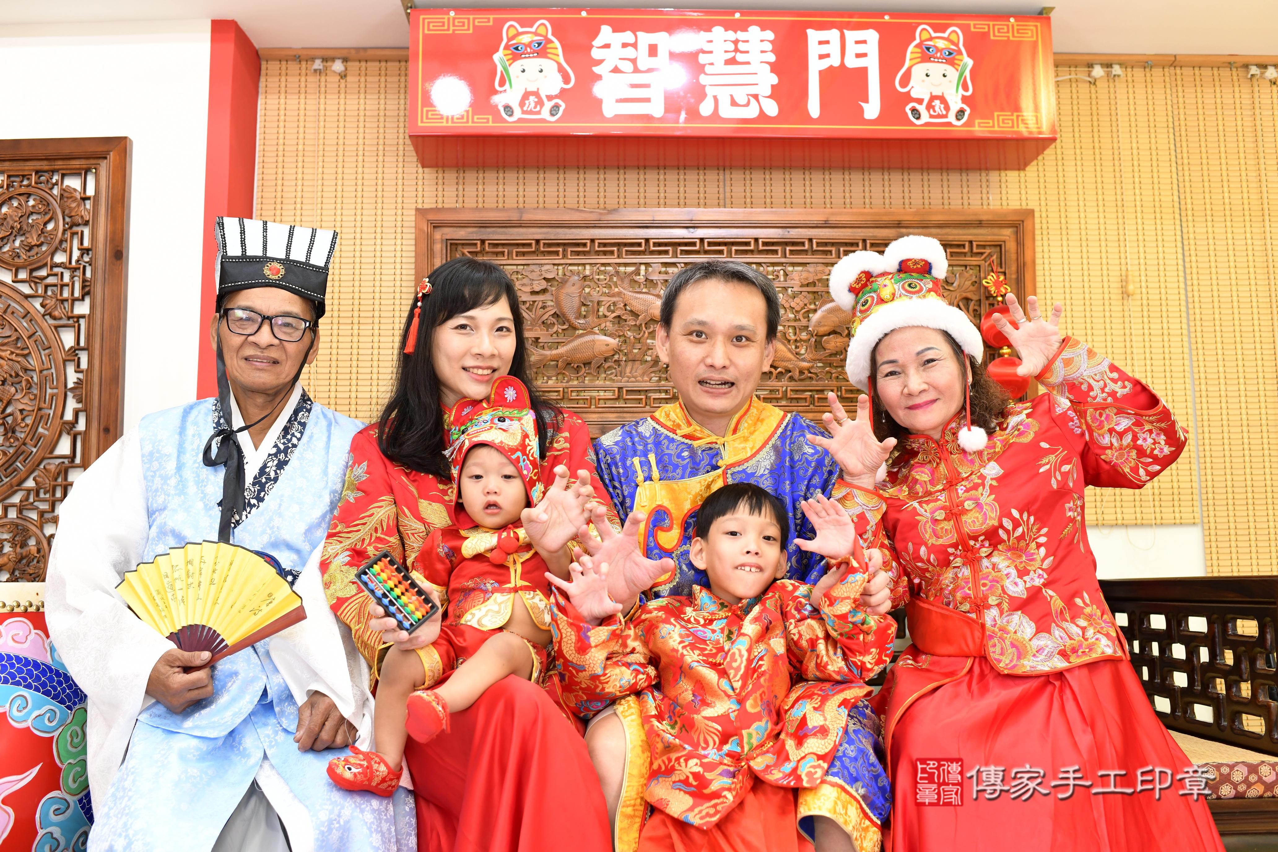 傳家手工印章台南店、抓周、度脺、美式風會場、傳家嬰兒古禮、吉祥話、抓周道具物品24種、拍照。抓周證書。寶寶抓周、滿周歲、生日快樂、祝福 傳家手工印章台南店、抓周、度脺、美式風會場、傳家嬰兒古禮、吉祥話、抓周道具物品24種、拍照。抓周證書。寶寶抓周、滿周歲、生日快樂、祝福