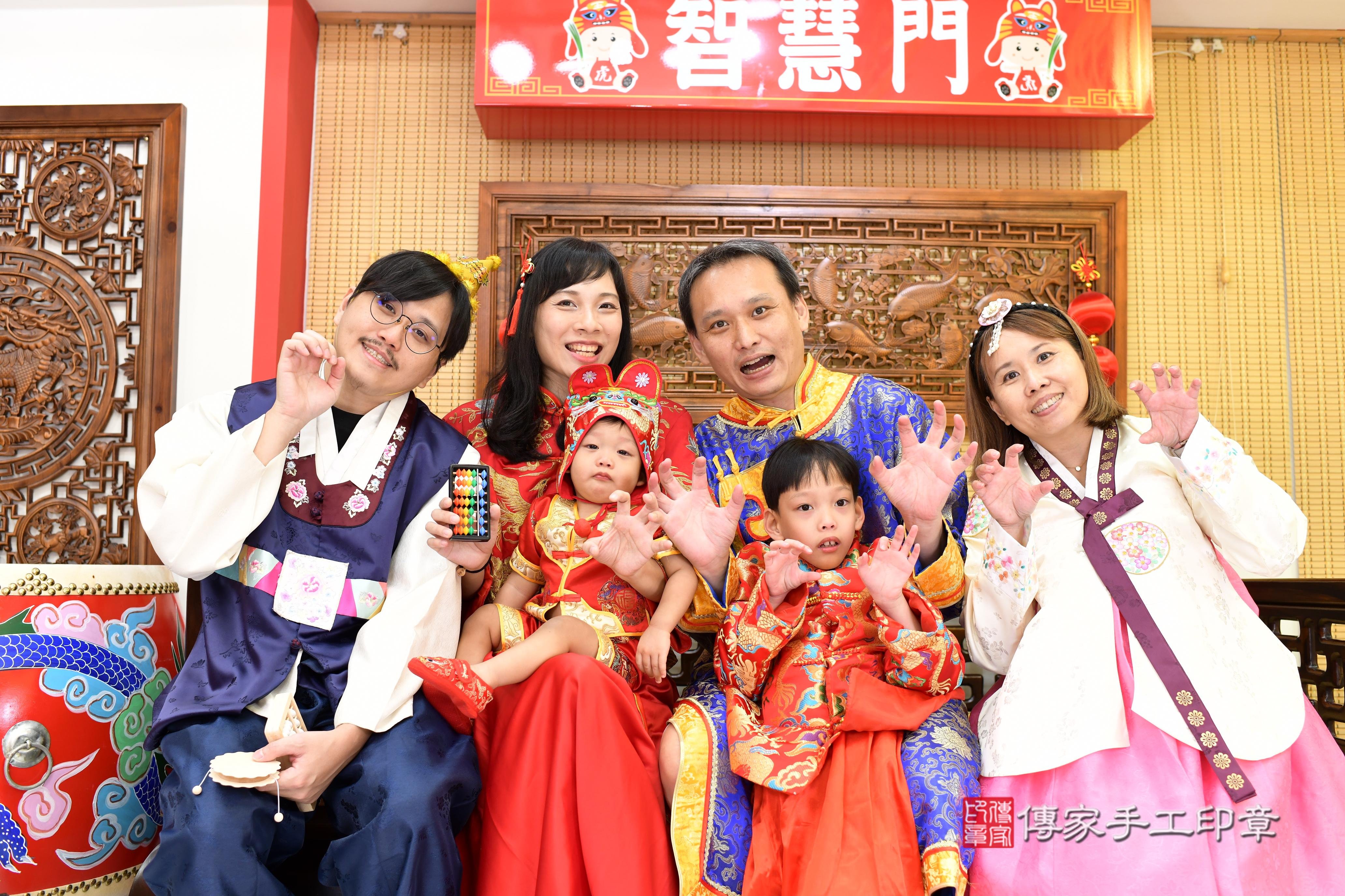 傳家手工印章台南店、抓周、度脺、美式風會場、傳家嬰兒古禮、吉祥話、抓周道具物品24種、拍照。抓周證書。寶寶抓周、滿周歲、生日快樂、祝福 傳家手工印章台南店、抓周、度脺、美式風會場、傳家嬰兒古禮、吉祥話、抓周道具物品24種、拍照。抓周證書。寶寶抓周、滿周歲、生日快樂、祝福