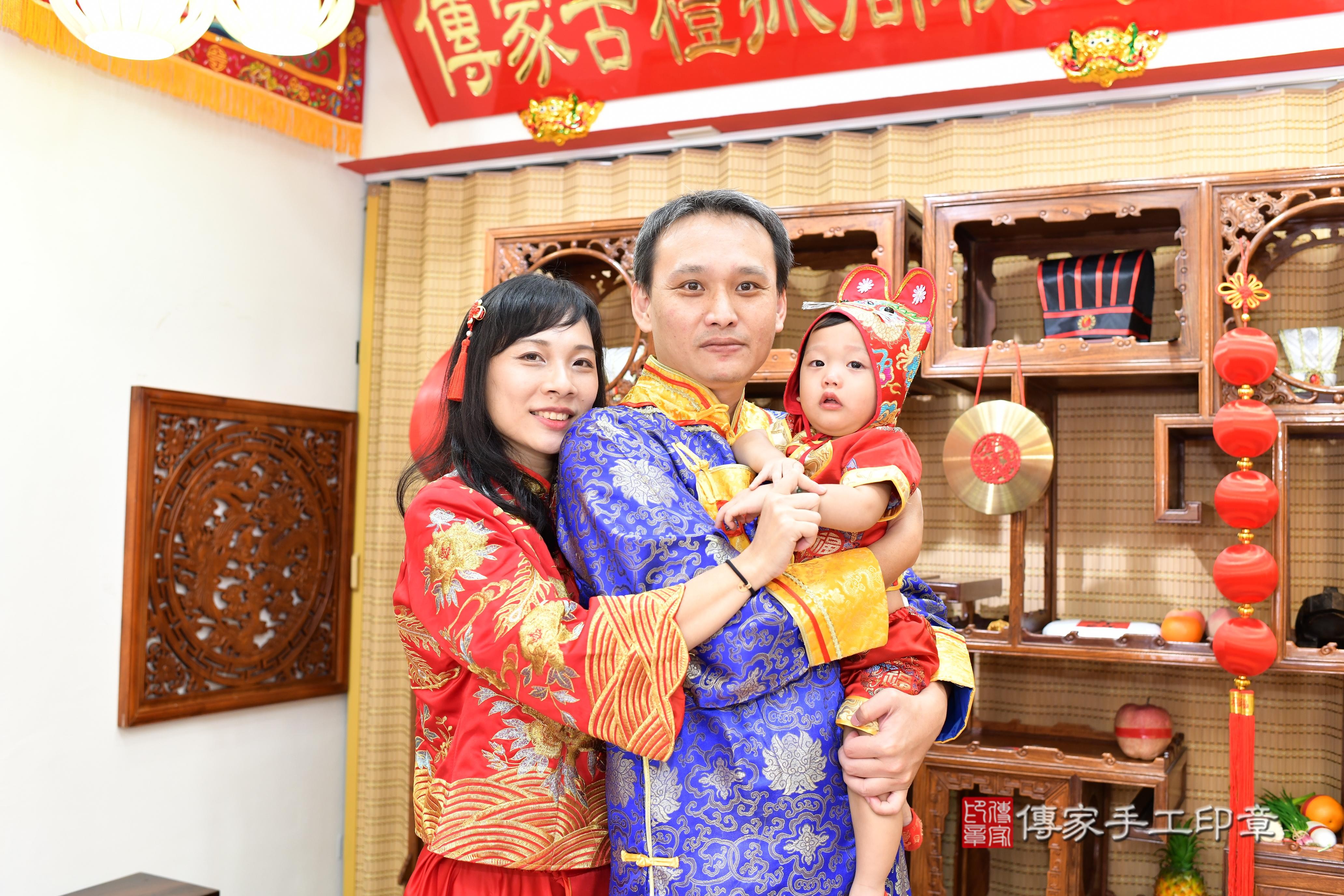 傳家手工印章台南店、抓周、度脺、美式風會場、傳家嬰兒古禮、吉祥話、抓周道具物品24種、拍照。抓周證書。寶寶抓周、滿周歲、生日快樂、祝福 傳家手工印章台南店、抓周、度脺、美式風會場、傳家嬰兒古禮、吉祥話、抓周道具物品24種、拍照。抓周證書。寶寶抓周、滿周歲、生日快樂、祝福