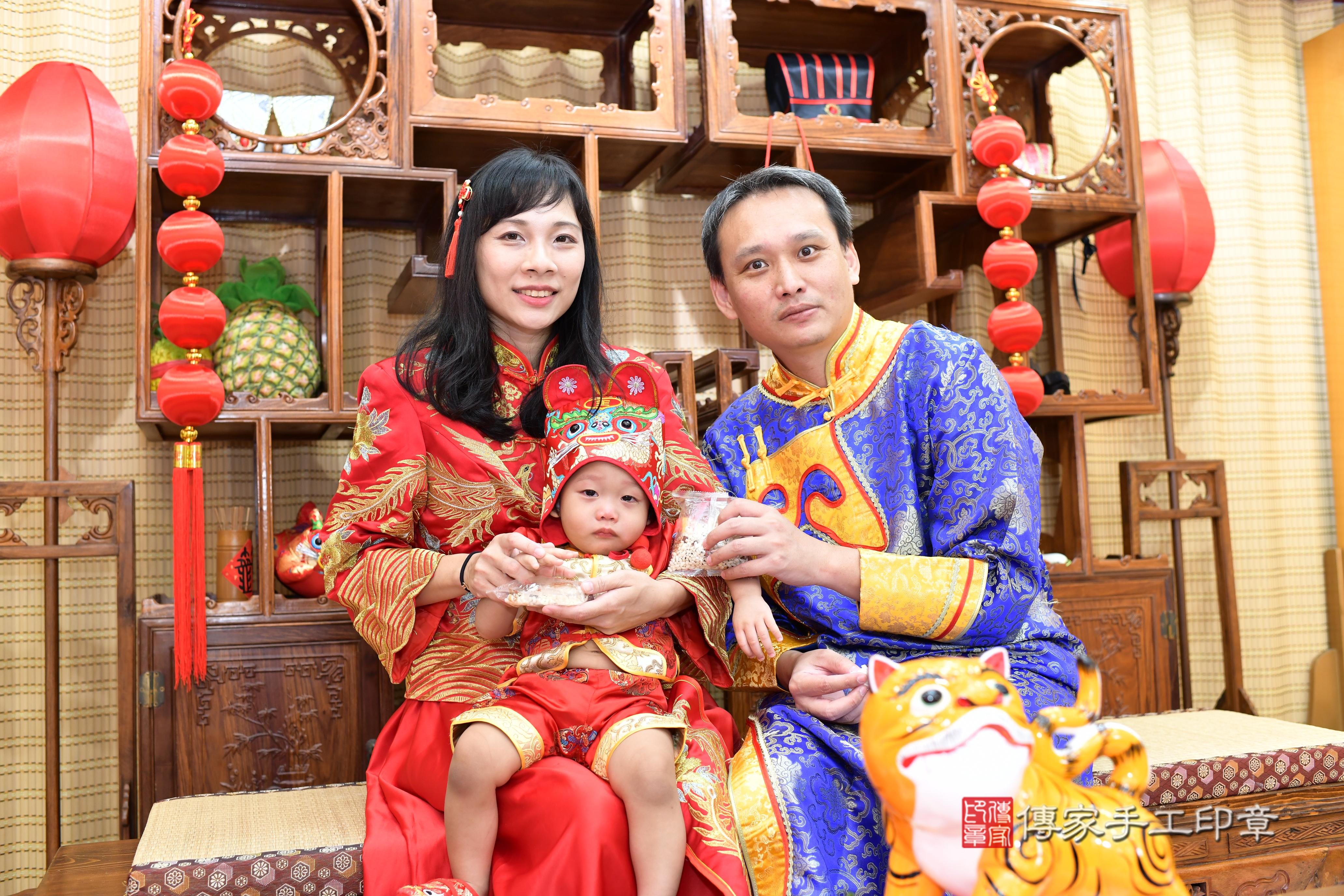 傳家手工印章台南店、抓周、度脺、美式風會場、傳家嬰兒古禮、吉祥話、抓周道具物品24種、拍照。抓周證書。寶寶抓周、滿周歲、生日快樂、祝福 傳家手工印章台南店、抓周、度脺、美式風會場、傳家嬰兒古禮、吉祥話、抓周道具物品24種、拍照。抓周證書。寶寶抓周、滿周歲、生日快樂、祝福