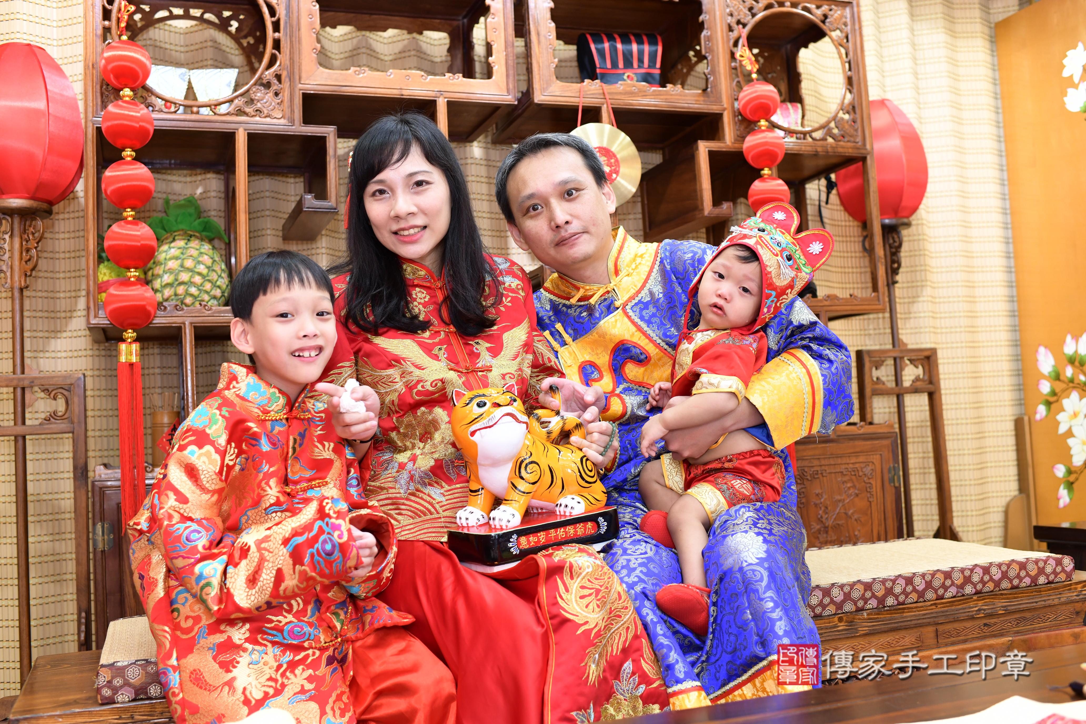 傳家手工印章台南店、抓周、度脺、美式風會場、傳家嬰兒古禮、吉祥話、抓周道具物品24種、拍照。抓周證書。寶寶抓周、滿周歲、生日快樂、祝福 傳家手工印章台南店、抓周、度脺、美式風會場、傳家嬰兒古禮、吉祥話、抓周道具物品24種、拍照。抓周證書。寶寶抓周、滿周歲、生日快樂、祝福