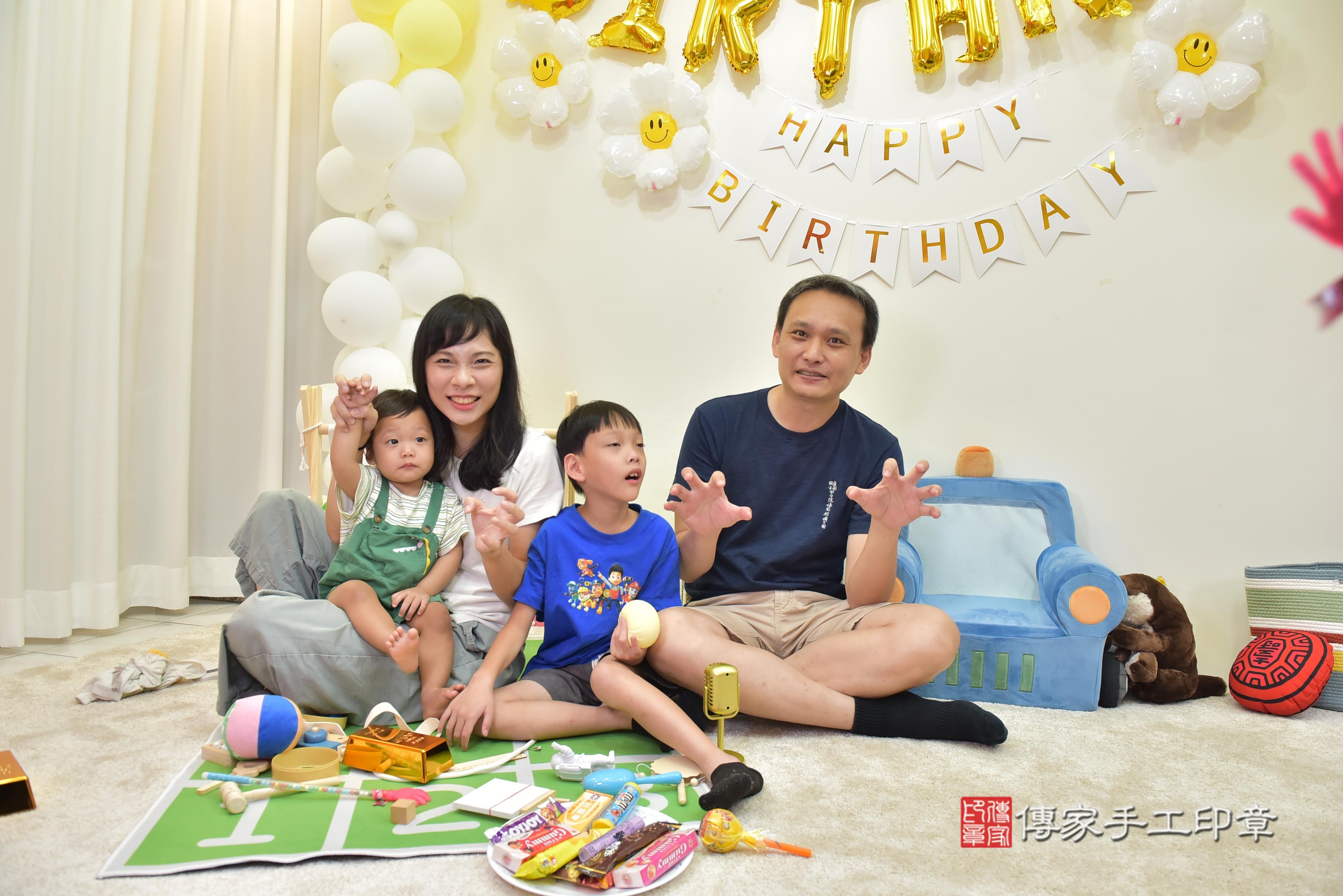 傳家手工印章台南店、抓周、度脺、美式風會場、傳家嬰兒古禮、吉祥話、抓周道具物品24種、拍照。抓周證書。寶寶抓周、滿周歲、生日快樂、祝福 傳家手工印章台南店、抓周、度脺、美式風會場、傳家嬰兒古禮、吉祥話、抓周道具物品24種、拍照。抓周證書。寶寶抓周、滿周歲、生日快樂、祝福