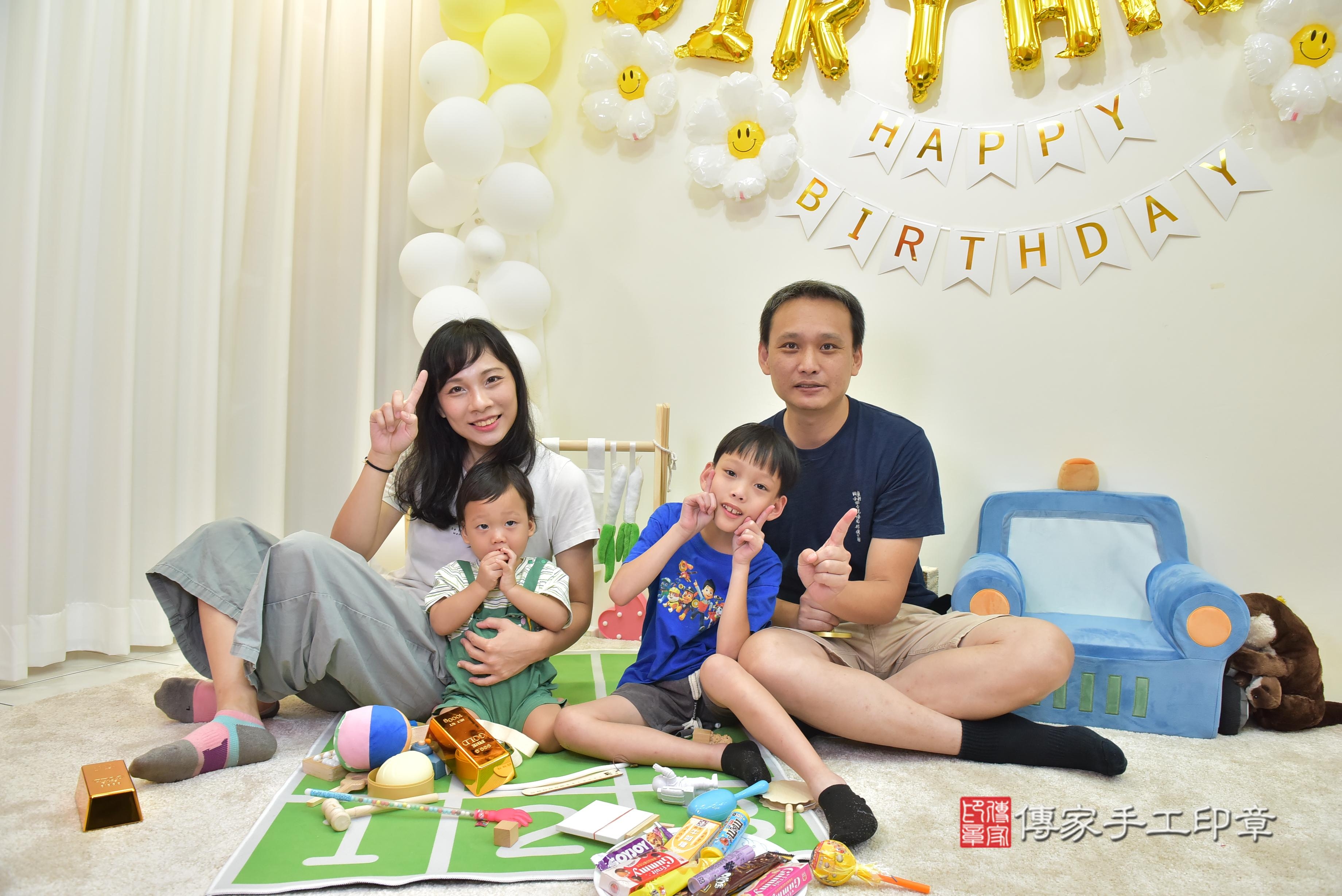 傳家手工印章台南店、抓周、度脺、美式風會場、傳家嬰兒古禮、吉祥話、抓周道具物品24種、拍照。抓周證書。寶寶抓周、滿周歲、生日快樂、祝福 傳家手工印章台南店、抓周、度脺、美式風會場、傳家嬰兒古禮、吉祥話、抓周道具物品24種、拍照。抓周證書。寶寶抓周、滿周歲、生日快樂、祝福