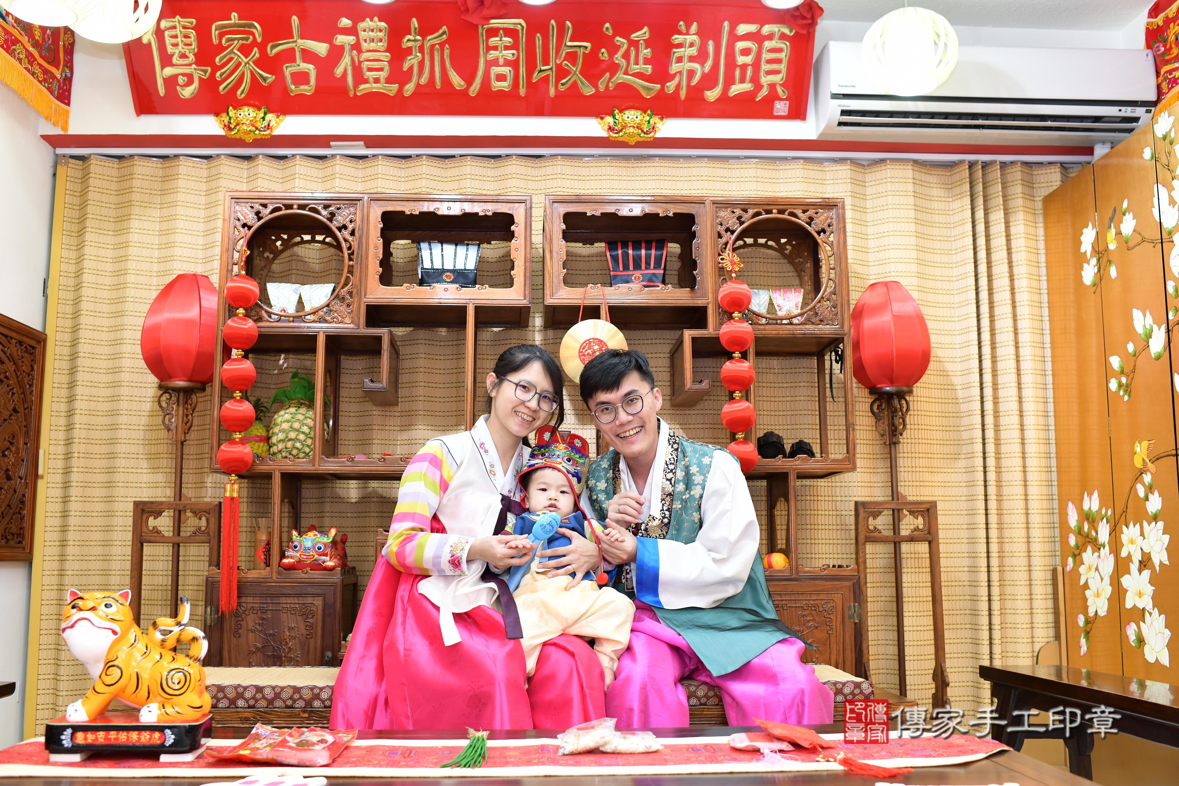 傳家手工印章台南店、抓周、度脺、美式風會場、傳家嬰兒古禮、吉祥話、抓周道具物品24種、拍照。抓周證書。寶寶抓周、滿周歲、生日快樂、祝福 傳家手工印章台南店、抓周、度脺、美式風會場、傳家嬰兒古禮、吉祥話、抓周道具物品24種、拍照。抓周證書。寶寶抓周、滿周歲、生日快樂、祝福