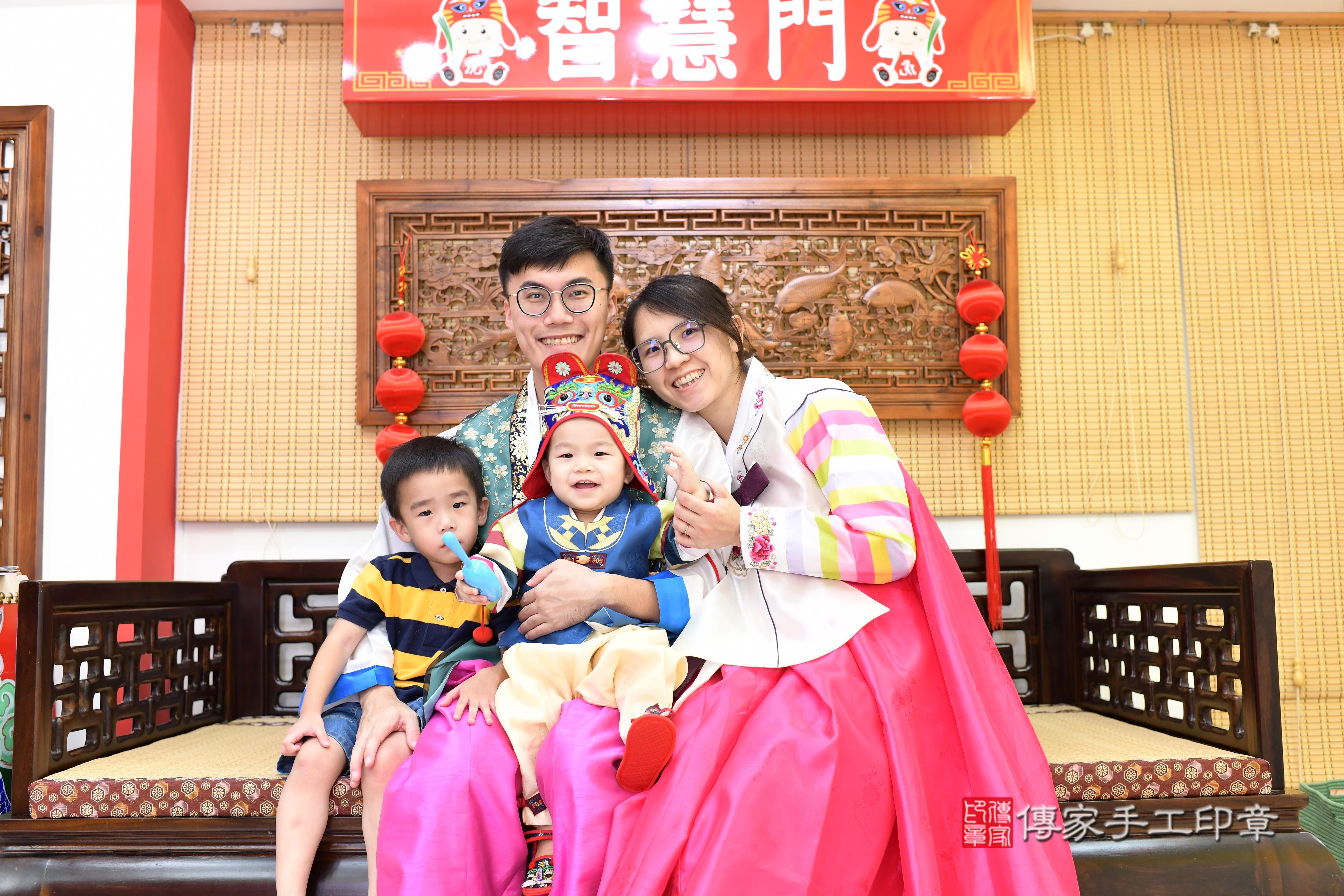 傳家手工印章台南店、抓周、度脺、美式風會場、傳家嬰兒古禮、吉祥話、抓周道具物品24種、拍照。抓周證書。寶寶抓周、滿周歲、生日快樂、祝福 傳家手工印章台南店、抓周、度脺、美式風會場、傳家嬰兒古禮、吉祥話、抓周道具物品24種、拍照。抓周證書。寶寶抓周、滿周歲、生日快樂、祝福