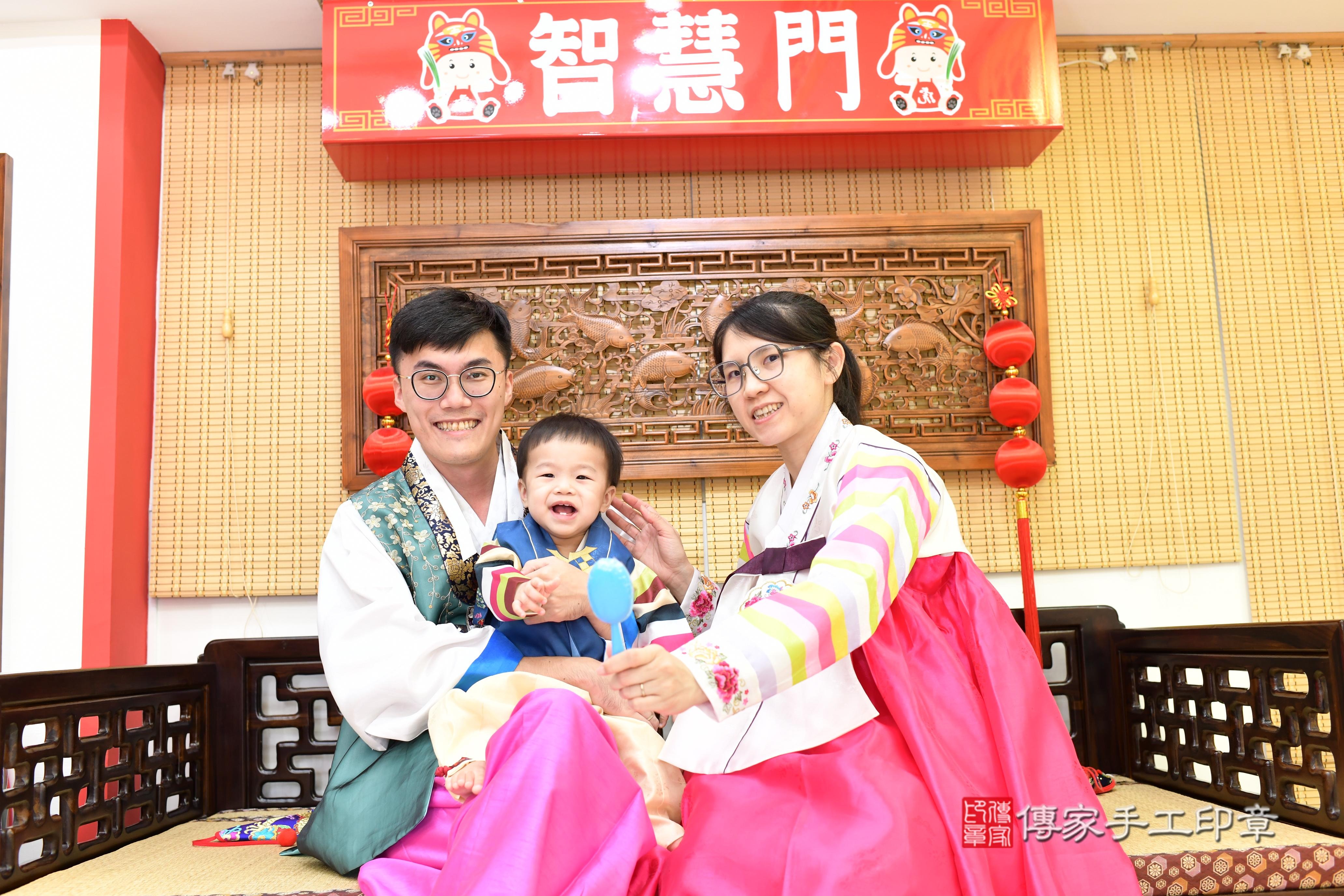 傳家手工印章台南店、抓周、度脺、美式風會場、傳家嬰兒古禮、吉祥話、抓周道具物品24種、拍照。抓周證書。寶寶抓周、滿周歲、生日快樂、祝福 傳家手工印章台南店、抓周、度脺、美式風會場、傳家嬰兒古禮、吉祥話、抓周道具物品24種、拍照。抓周證書。寶寶抓周、滿周歲、生日快樂、祝福