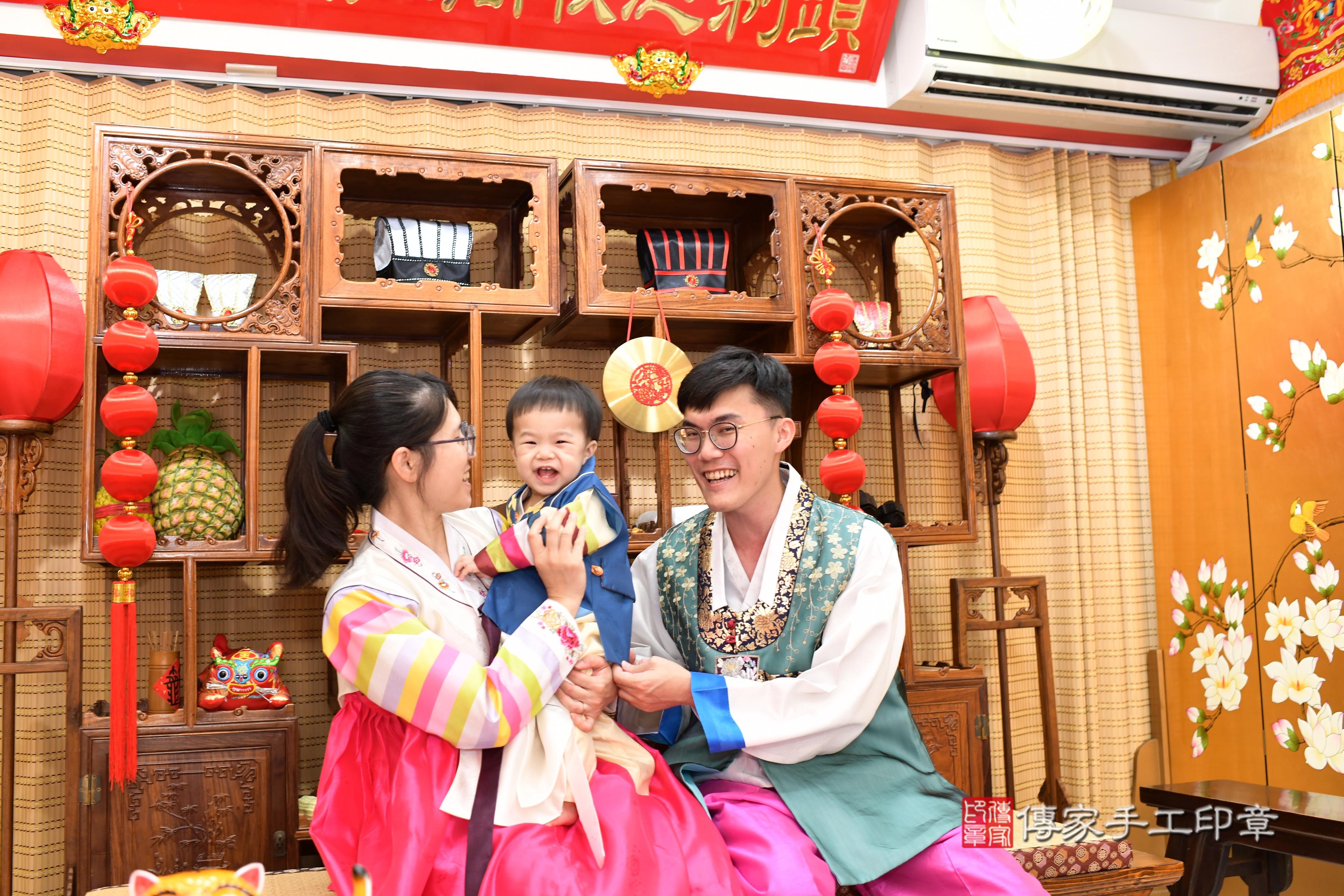傳家手工印章台南店、抓周、度脺、美式風會場、傳家嬰兒古禮、吉祥話、抓周道具物品24種、拍照。抓周證書。寶寶抓周、滿周歲、生日快樂、祝福 傳家手工印章台南店、抓周、度脺、美式風會場、傳家嬰兒古禮、吉祥話、抓周道具物品24種、拍照。抓周證書。寶寶抓周、滿周歲、生日快樂、祝福