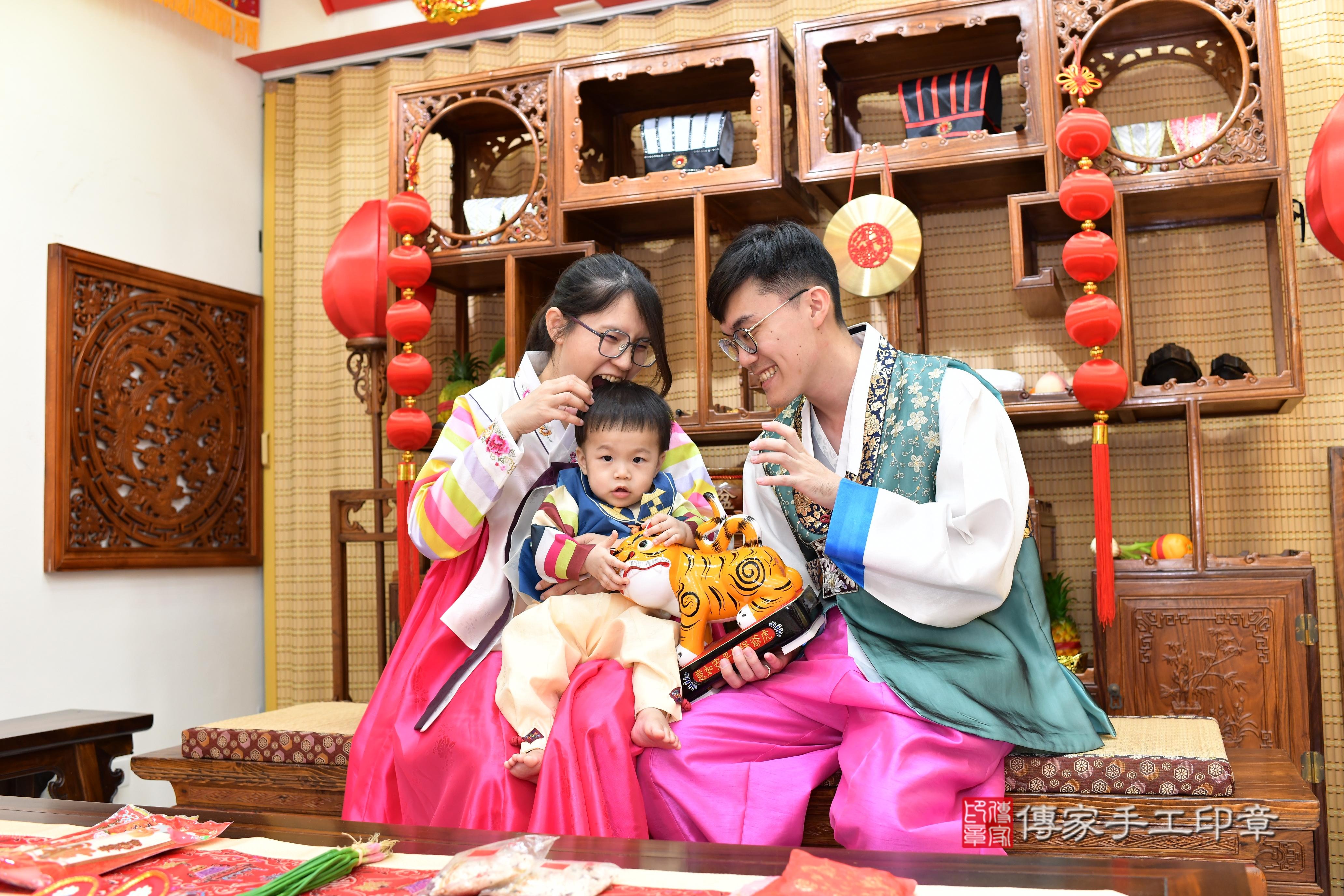 傳家手工印章台南店、抓周、度脺、美式風會場、傳家嬰兒古禮、吉祥話、抓周道具物品24種、拍照。抓周證書。寶寶抓周、滿周歲、生日快樂、祝福 傳家手工印章台南店、抓周、度脺、美式風會場、傳家嬰兒古禮、吉祥話、抓周道具物品24種、拍照。抓周證書。寶寶抓周、滿周歲、生日快樂、祝福