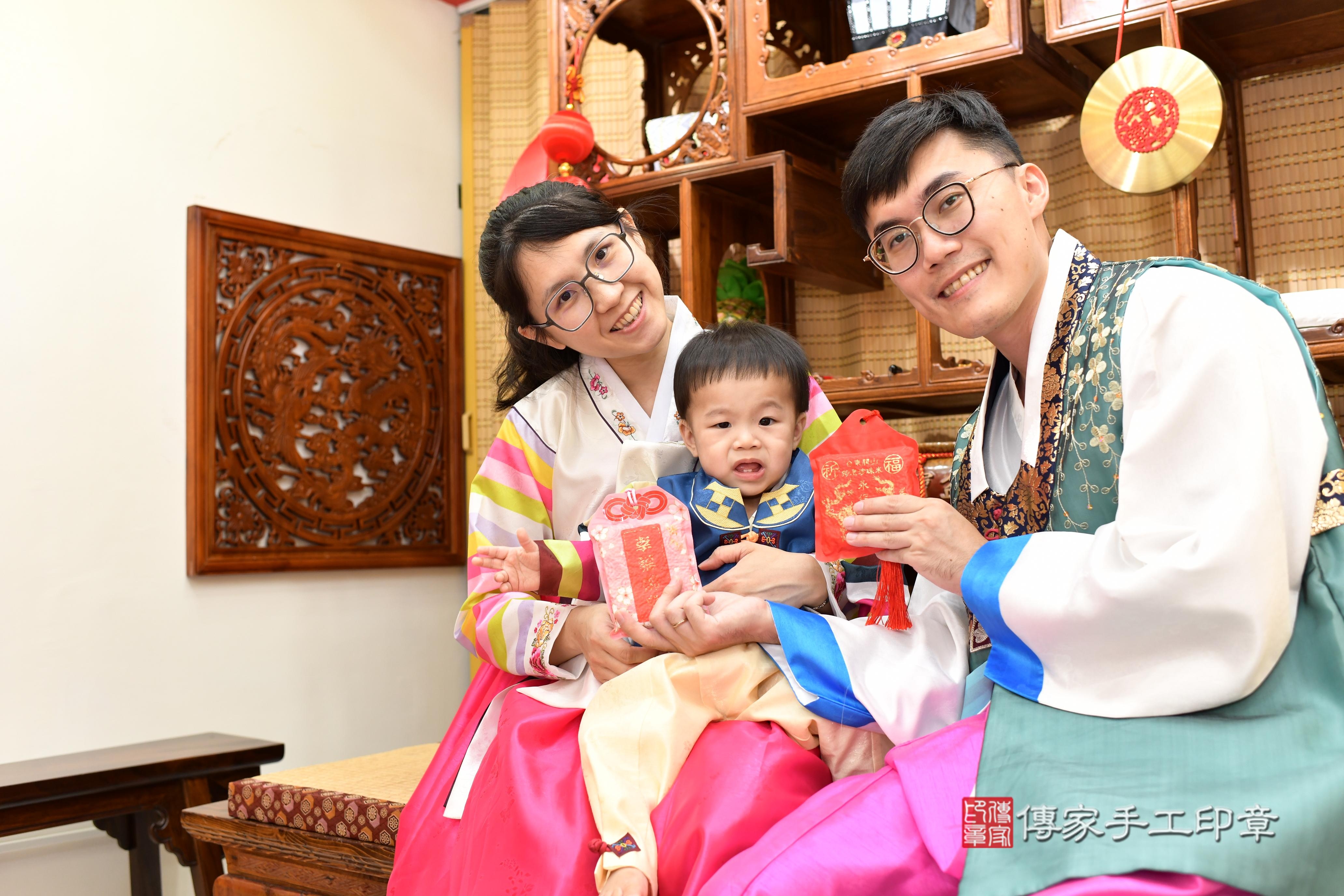 傳家手工印章台南店、抓周、度脺、美式風會場、傳家嬰兒古禮、吉祥話、抓周道具物品24種、拍照。抓周證書。寶寶抓周、滿周歲、生日快樂、祝福 傳家手工印章台南店、抓周、度脺、美式風會場、傳家嬰兒古禮、吉祥話、抓周道具物品24種、拍照。抓周證書。寶寶抓周、滿周歲、生日快樂、祝福