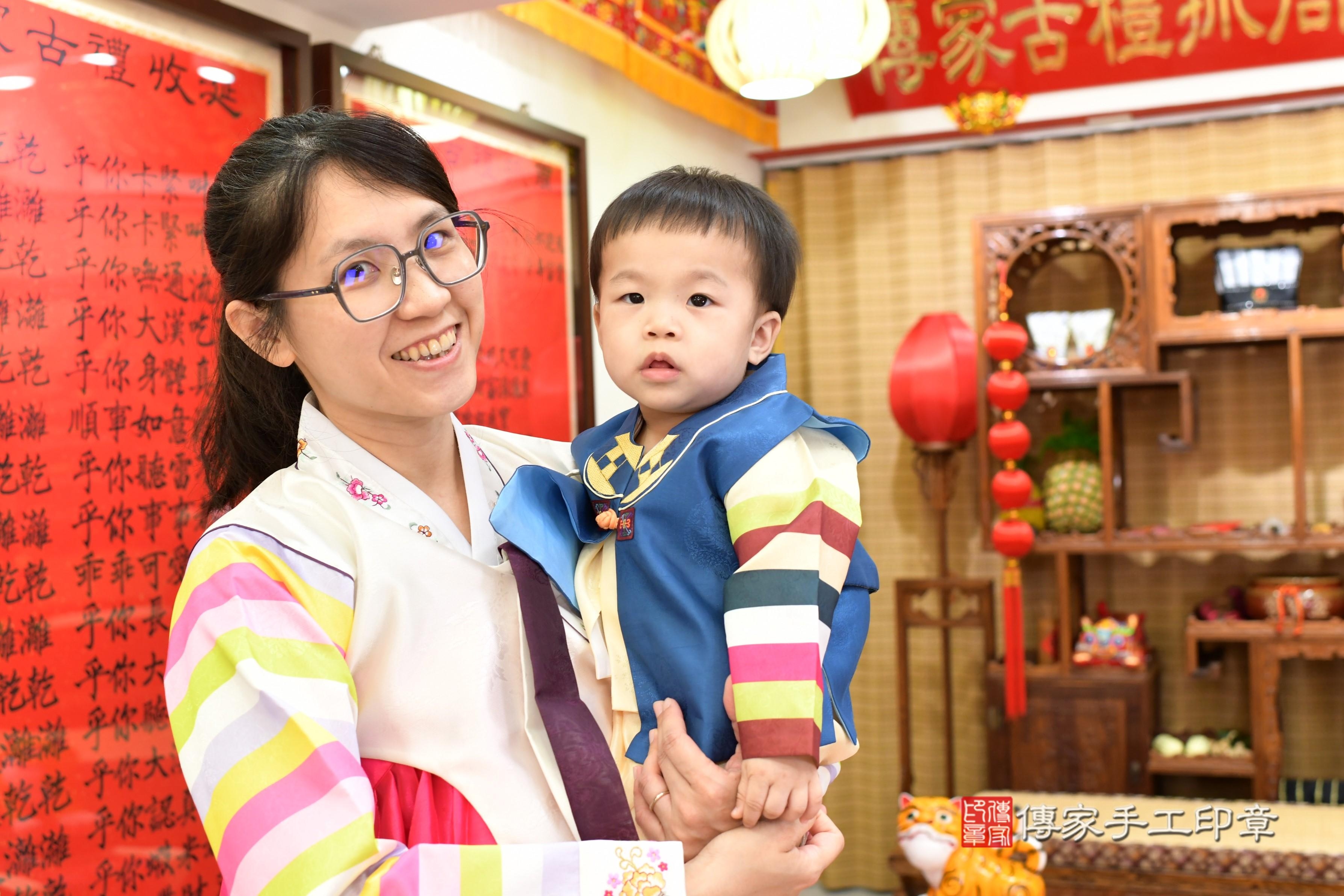 傳家手工印章台南店、抓周、度脺、美式風會場、傳家嬰兒古禮、吉祥話、抓周道具物品24種、拍照。抓周證書。寶寶抓周、滿周歲、生日快樂、祝福 傳家手工印章台南店、抓周、度脺、美式風會場、傳家嬰兒古禮、吉祥話、抓周道具物品24種、拍照。抓周證書。寶寶抓周、滿周歲、生日快樂、祝福