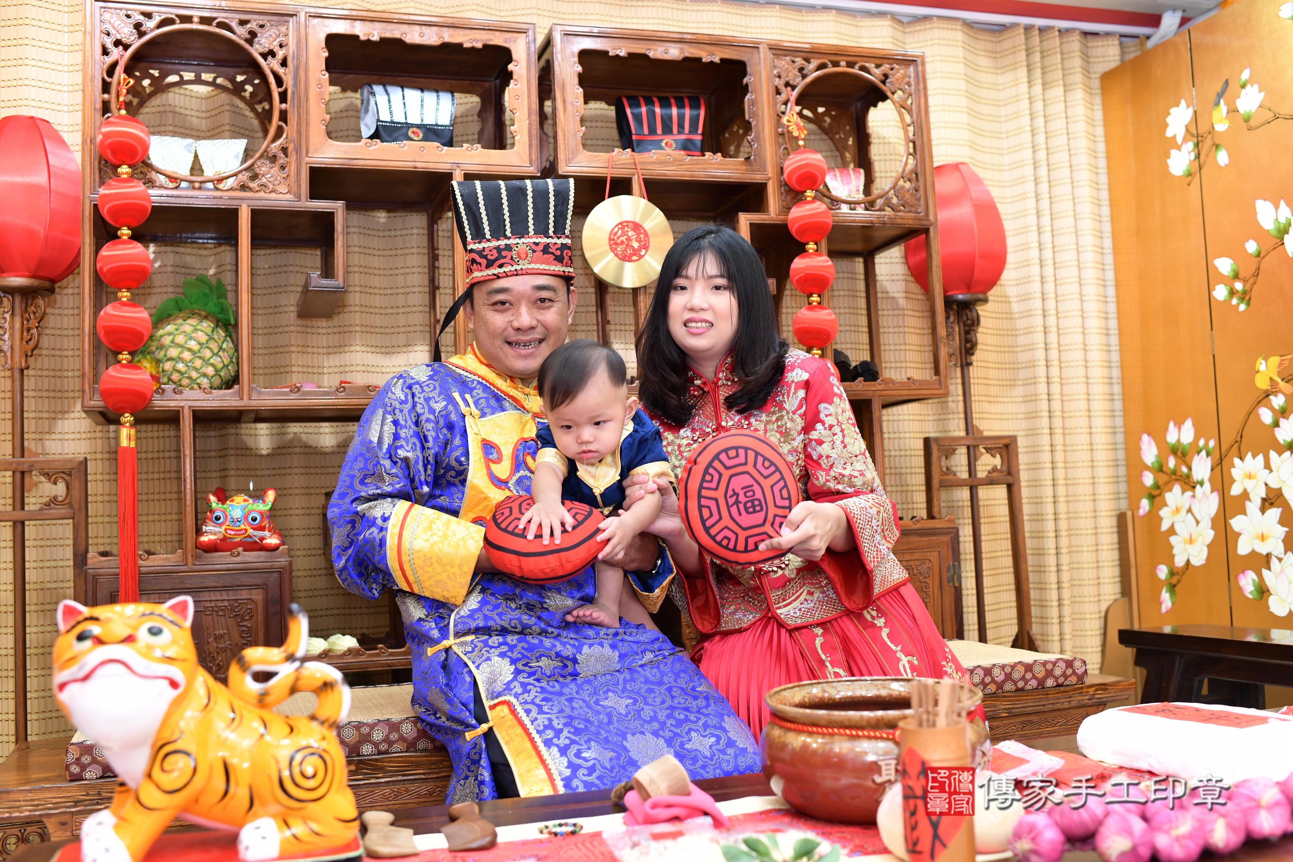 傳家手工印章台南店、抓周、度脺、美式風會場、傳家嬰兒古禮、吉祥話、抓周道具物品24種、拍照。抓周證書。寶寶抓周、滿周歲、生日快樂、祝福 傳家手工印章台南店、抓周、度脺、美式風會場、傳家嬰兒古禮、吉祥話、抓周道具物品24種、拍照。抓周證書。寶寶抓周、滿周歲、生日快樂、祝福