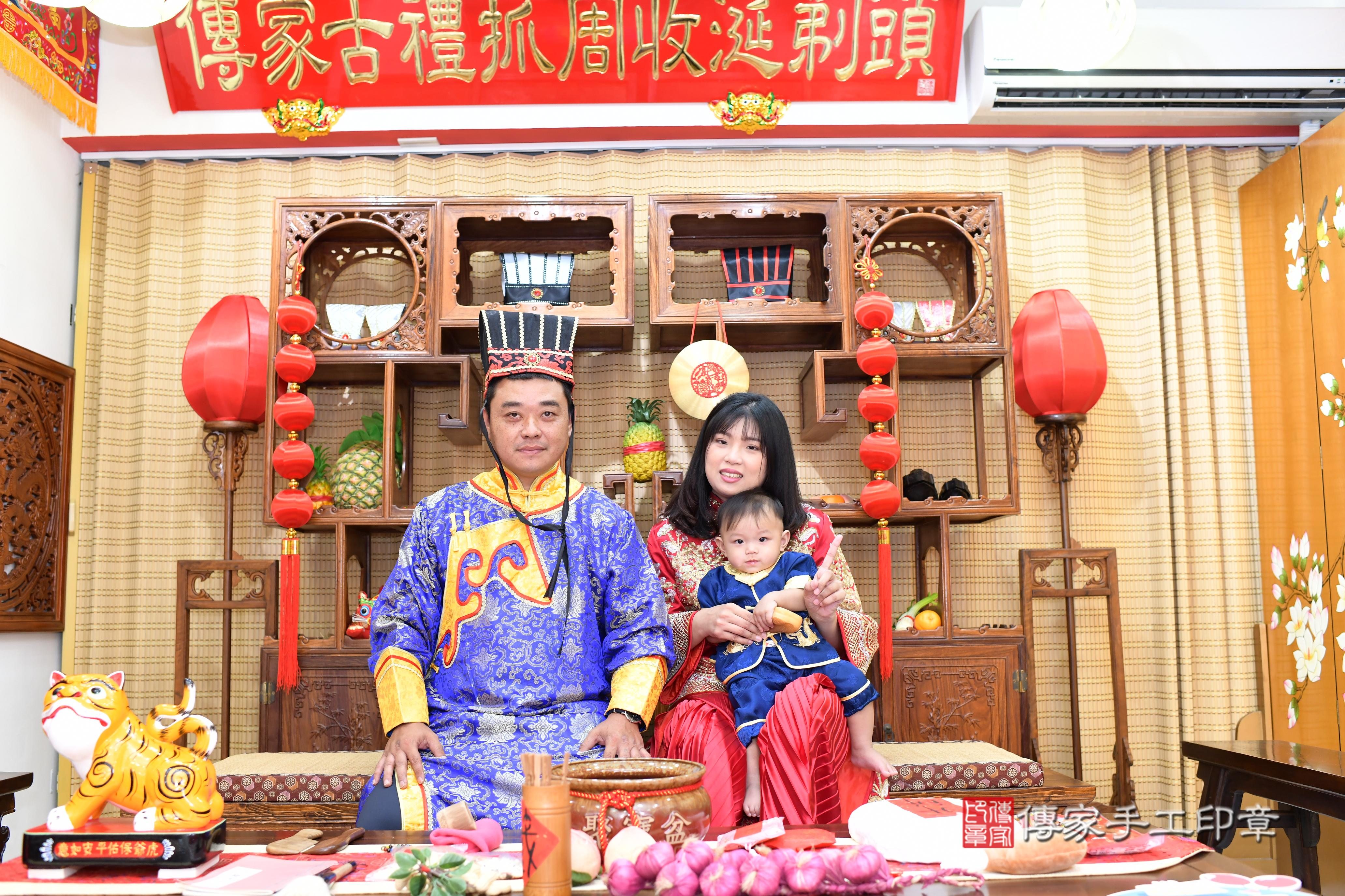傳家手工印章台南店、抓周、度脺、美式風會場、傳家嬰兒古禮、吉祥話、抓周道具物品24種、拍照。抓周證書。寶寶抓周、滿周歲、生日快樂、祝福 傳家手工印章台南店、抓周、度脺、美式風會場、傳家嬰兒古禮、吉祥話、抓周道具物品24種、拍照。抓周證書。寶寶抓周、滿周歲、生日快樂、祝福