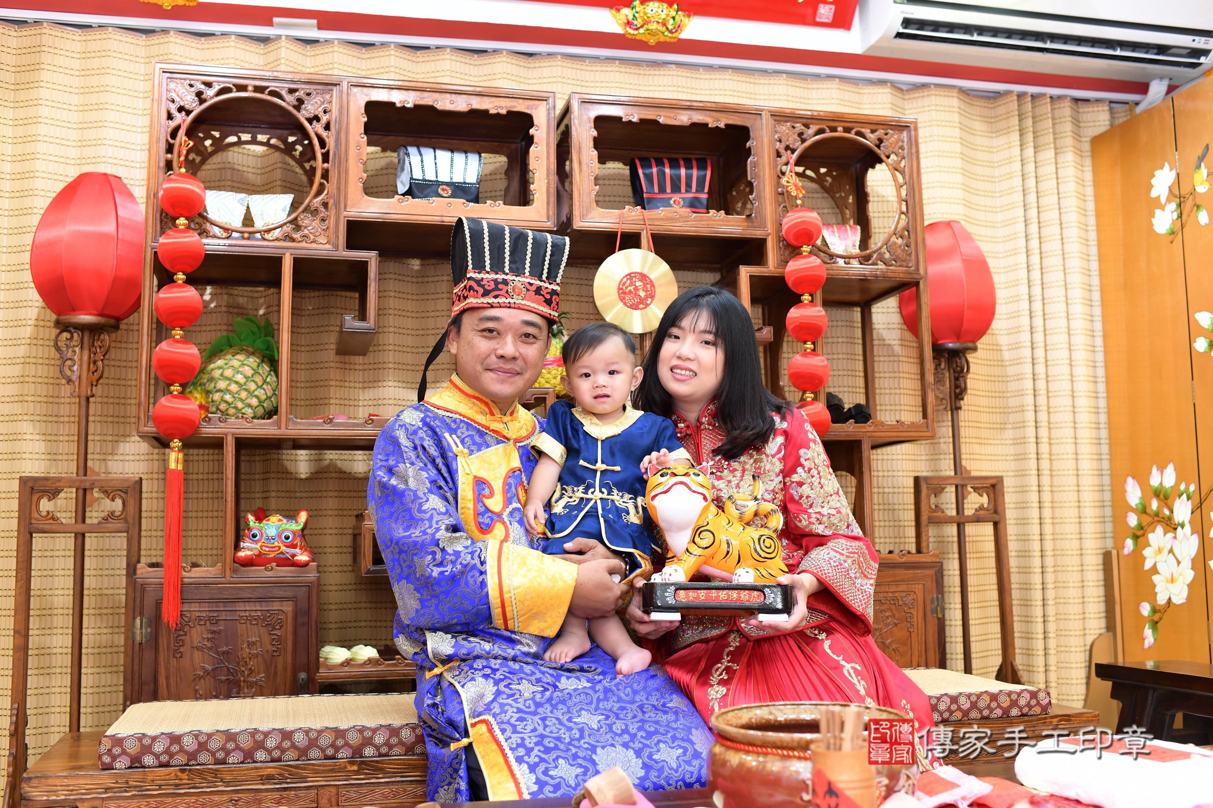傳家手工印章台南店、抓周、度脺、美式風會場、傳家嬰兒古禮、吉祥話、抓周道具物品24種、拍照。抓周證書。寶寶抓周、滿周歲、生日快樂、祝福 傳家手工印章台南店、抓周、度脺、美式風會場、傳家嬰兒古禮、吉祥話、抓周道具物品24種、拍照。抓周證書。寶寶抓周、滿周歲、生日快樂、祝福