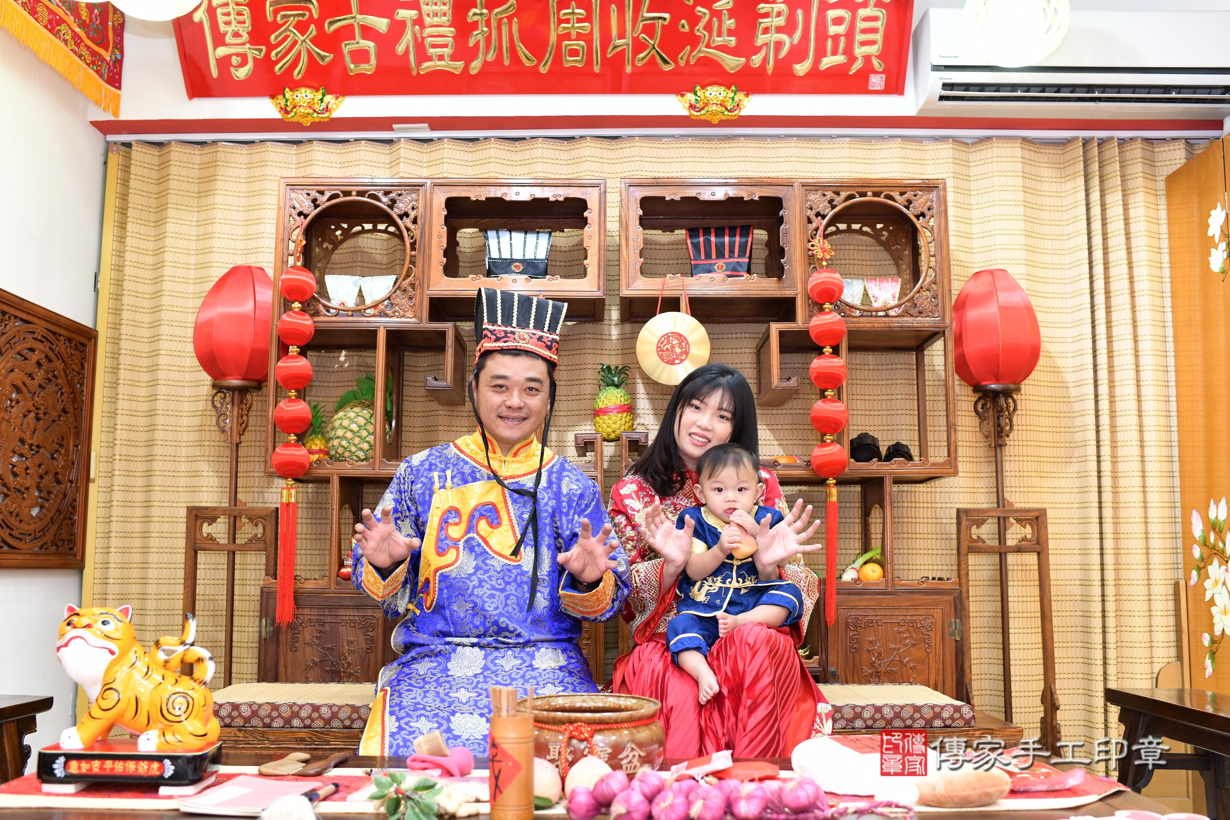 傳家手工印章台南店、抓周、度脺、美式風會場、傳家嬰兒古禮、吉祥話、抓周道具物品24種、拍照。抓周證書。寶寶抓周、滿周歲、生日快樂、祝福 傳家手工印章台南店、抓周、度脺、美式風會場、傳家嬰兒古禮、吉祥話、抓周道具物品24種、拍照。抓周證書。寶寶抓周、滿周歲、生日快樂、祝福