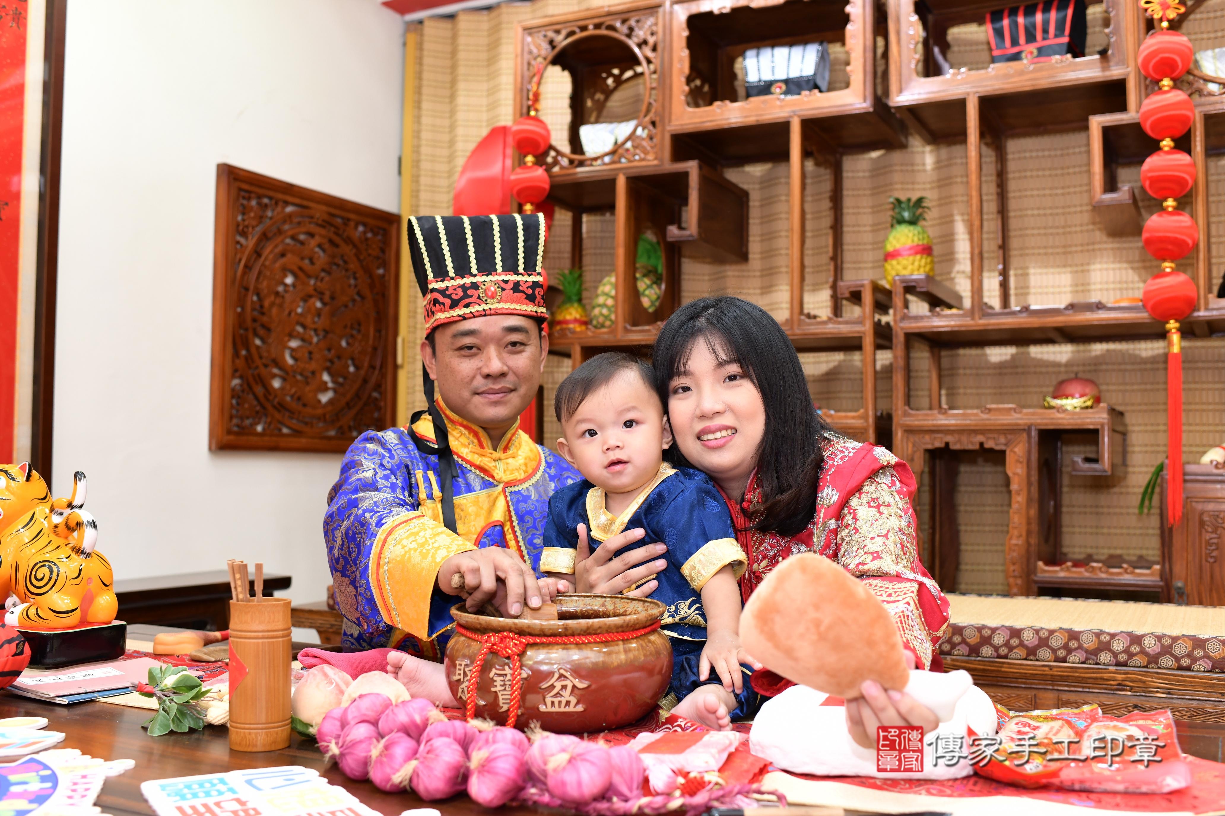 傳家手工印章台南店、抓周、度脺、美式風會場、傳家嬰兒古禮、吉祥話、抓周道具物品24種、拍照。抓周證書。寶寶抓周、滿周歲、生日快樂、祝福 傳家手工印章台南店、抓周、度脺、美式風會場、傳家嬰兒古禮、吉祥話、抓周道具物品24種、拍照。抓周證書。寶寶抓周、滿周歲、生日快樂、祝福