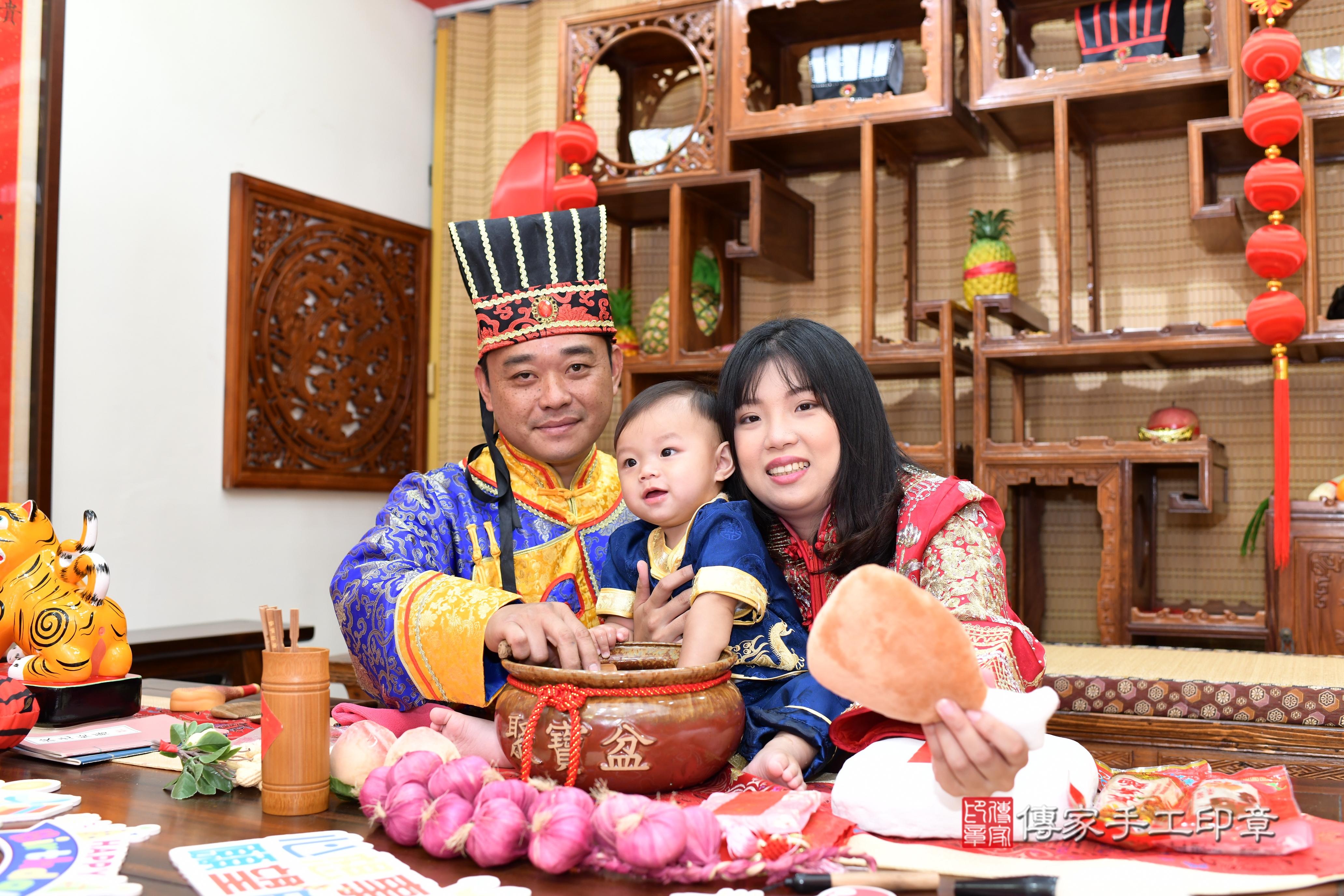 傳家手工印章台南店、抓周、度脺、美式風會場、傳家嬰兒古禮、吉祥話、抓周道具物品24種、拍照。抓周證書。寶寶抓周、滿周歲、生日快樂、祝福 傳家手工印章台南店、抓周、度脺、美式風會場、傳家嬰兒古禮、吉祥話、抓周道具物品24種、拍照。抓周證書。寶寶抓周、滿周歲、生日快樂、祝福